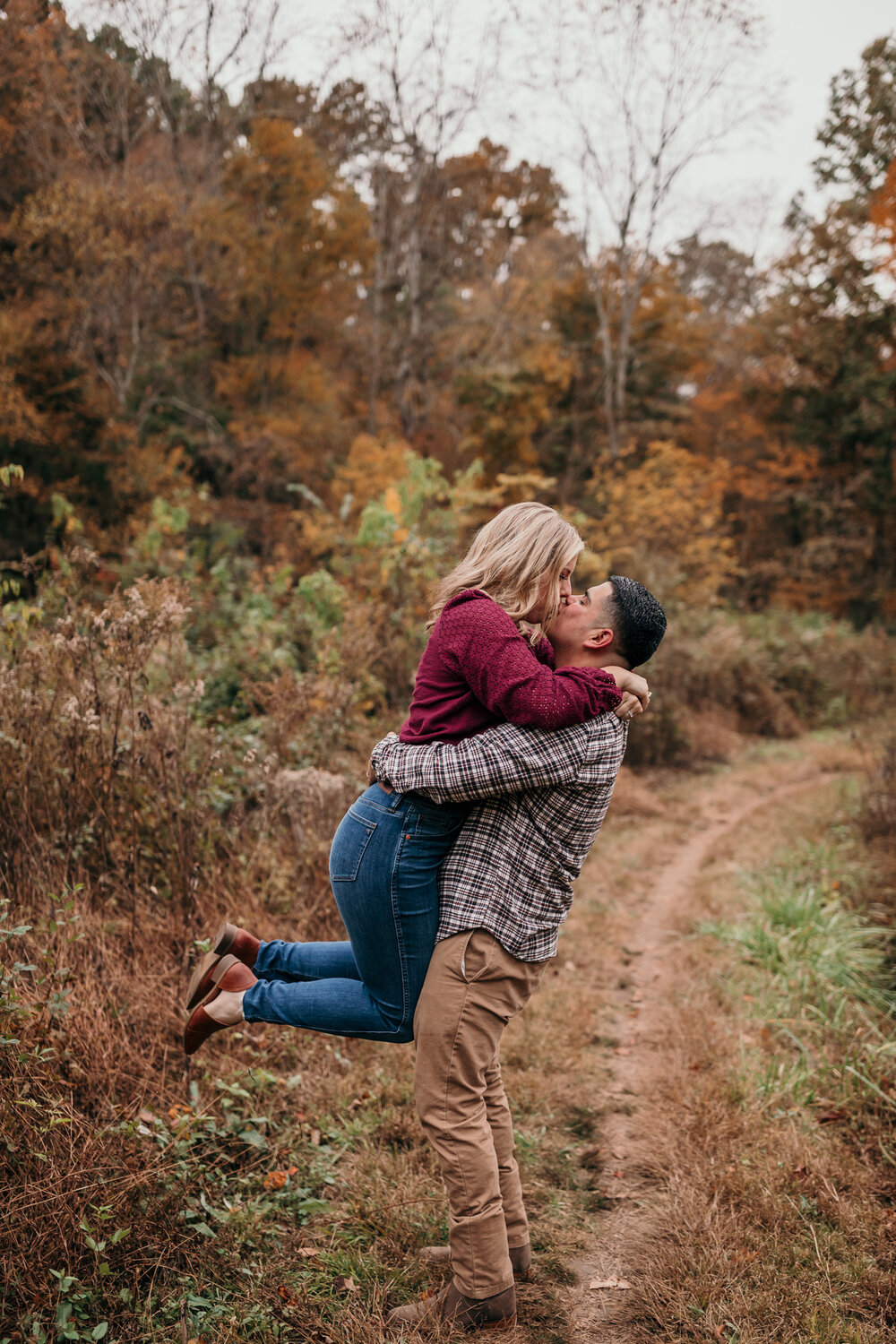 couple kissing in lift pose