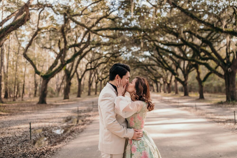 couple kissing in savannah ga