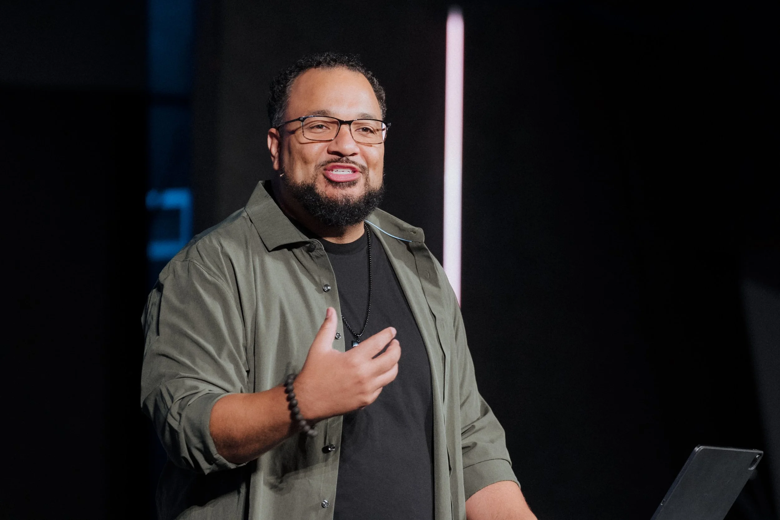 Close-Up/Tight: Highlights 1 subject