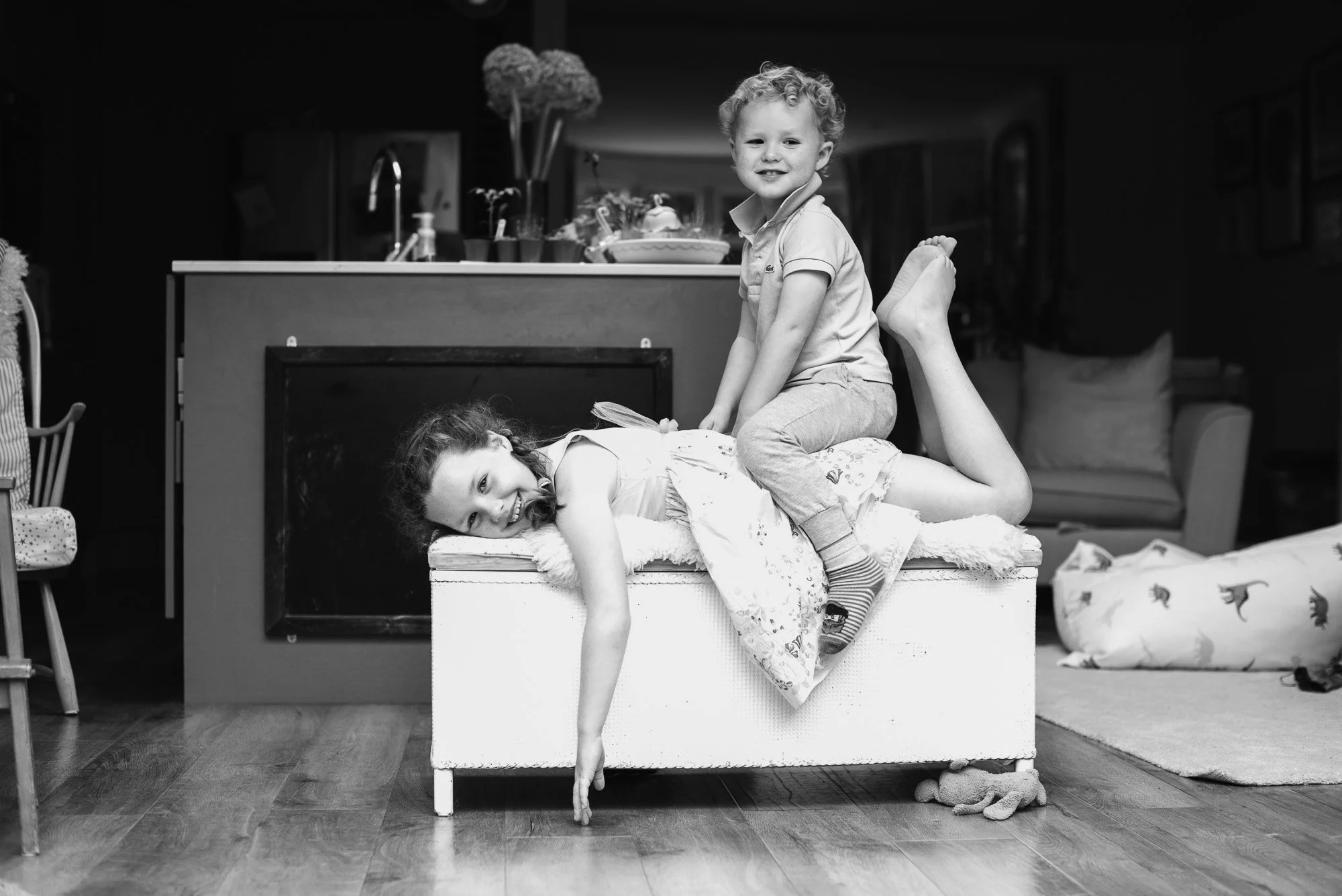 day-in-life-photography-documentary-family-siblings.jpg
