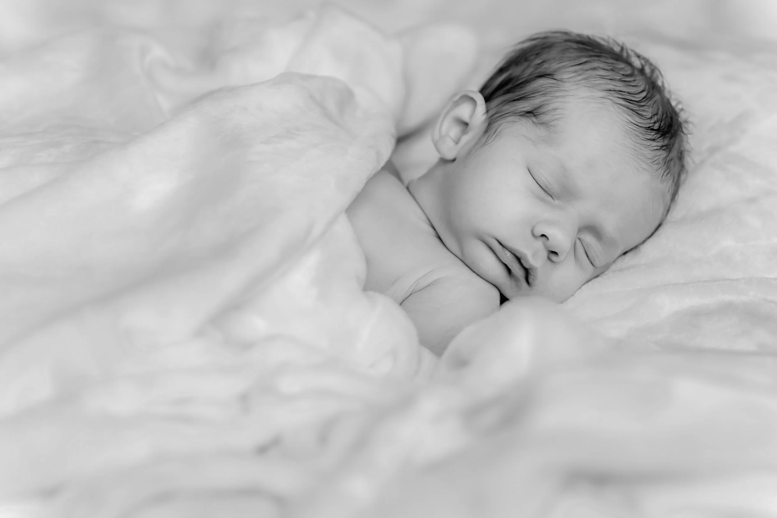 newborn-baby-photographed-naturally
