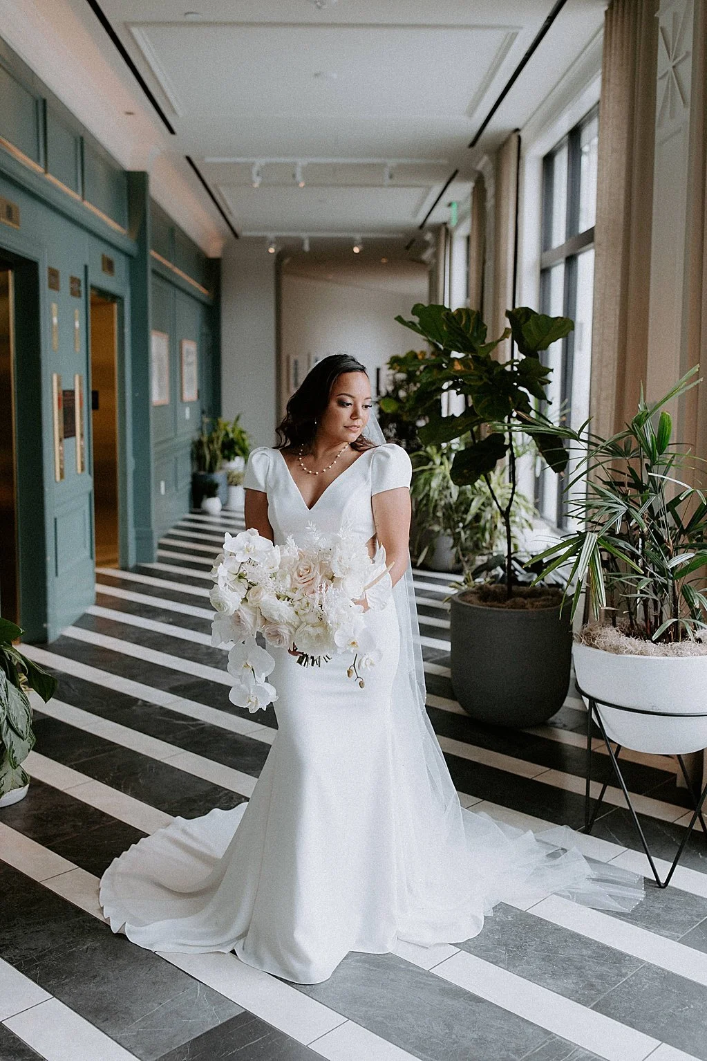 Kimpton Cottonwood Hotel Omaha Wedding Venue, Omaha area wedding venues, omaha hotel wedding, omaha wedding photographer, circle wedding ceremony, tropical wedding florals