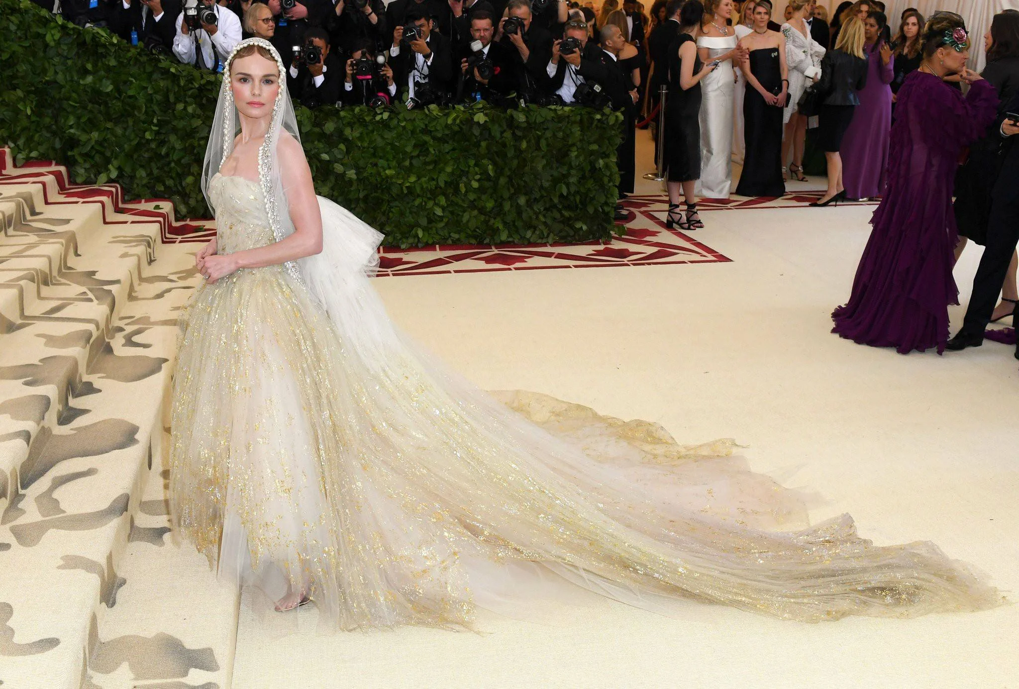 Kate Bosworth, wearing Oscar de la Renta That veil is perfection. She looks like an angel.