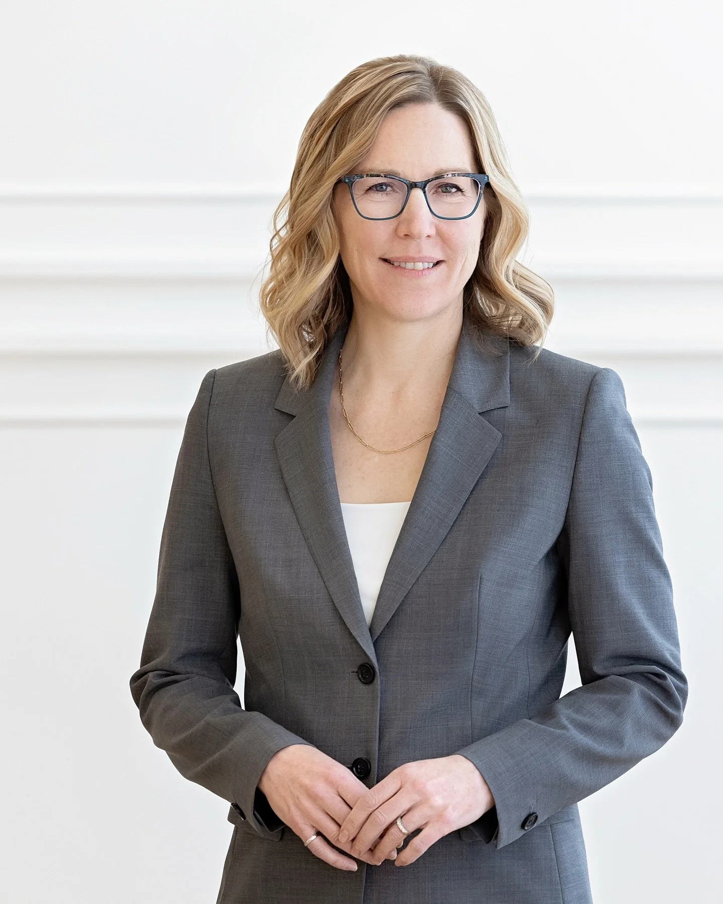 Your headshot tells your story before you get a chance to...it matters.💥
⠀⠀⠀⠀⠀⠀⠀⠀⠀
Say hello to Brandy, a Director at Suncor who booked in with me to update her professional corporate headshots. Whether you’re using your headshot for your Link