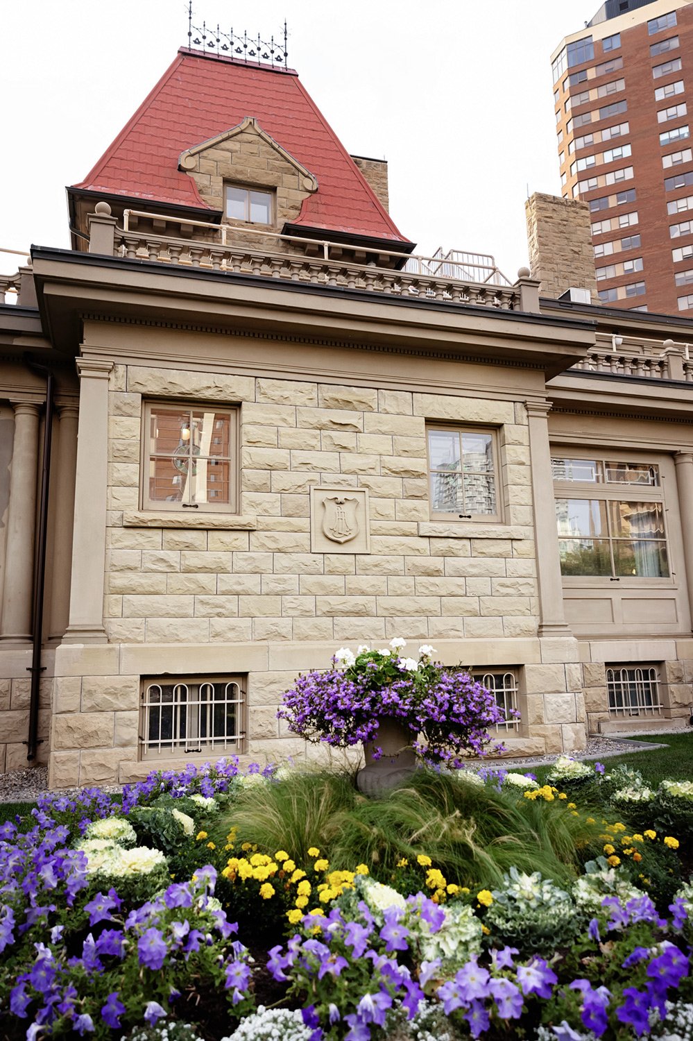 The Lougheed House in Calgary, Alberta is the perfect location for outdoor grad photography sessions.