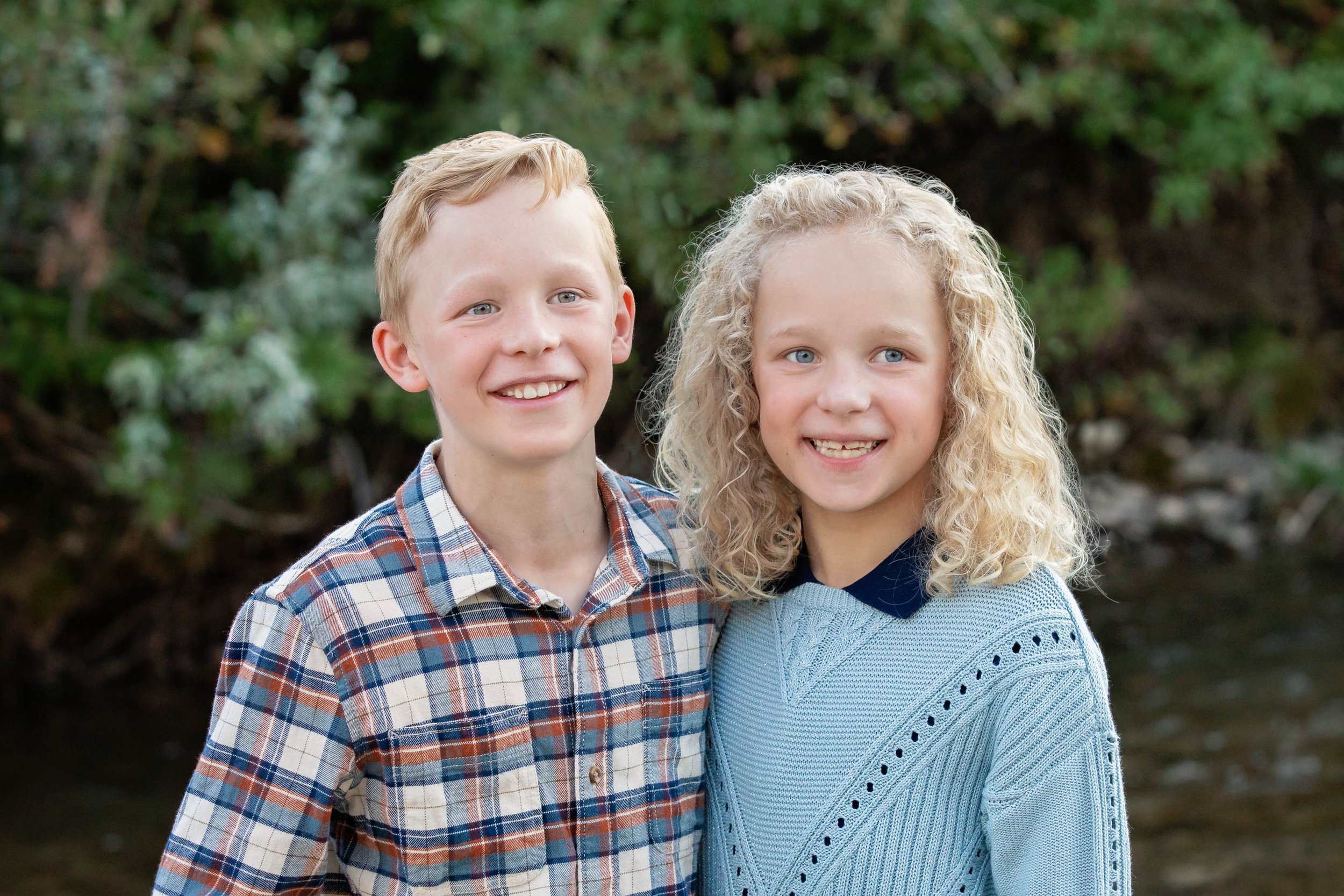 sibling summer family photo session at fish creek park calgary