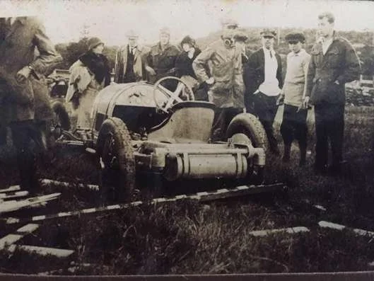 car-crashed-fence-1927.jpg