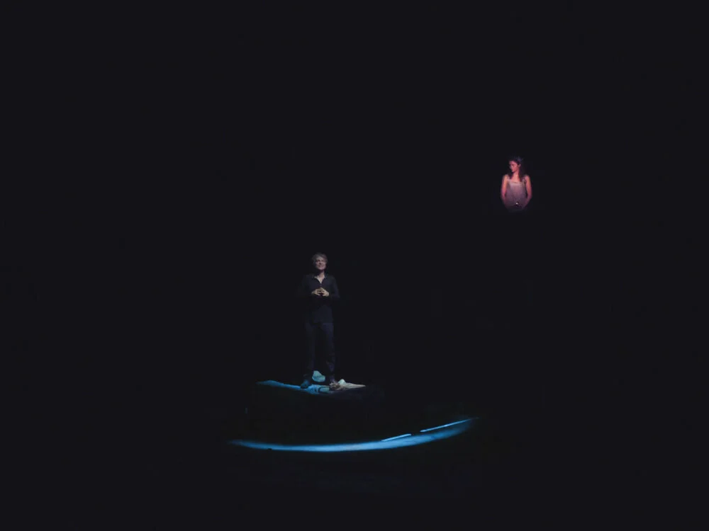 Nascosto dove c'è più luce angelo.jpeg