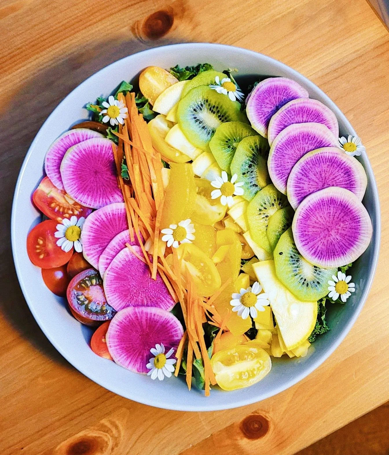 🌈You are what you eat…so be a rainbow!🌈 Did you know that the deeper and more saturated the color of fruits and vegetables, the higher the antioxidant level?! 🙌🏻⭐️
Delicious antioxidant filled salad by @the_chef_du_jour 
…
.
.
.
.