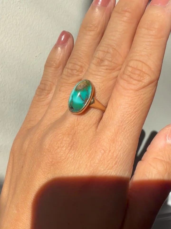(SOLD) Just got in this gorgeous c1960s 14K turquoise cabochon oval beauty 🩵 Size 5.25, easily resizable for an additional $70 #turquoise #vintageturquoise #oldgold