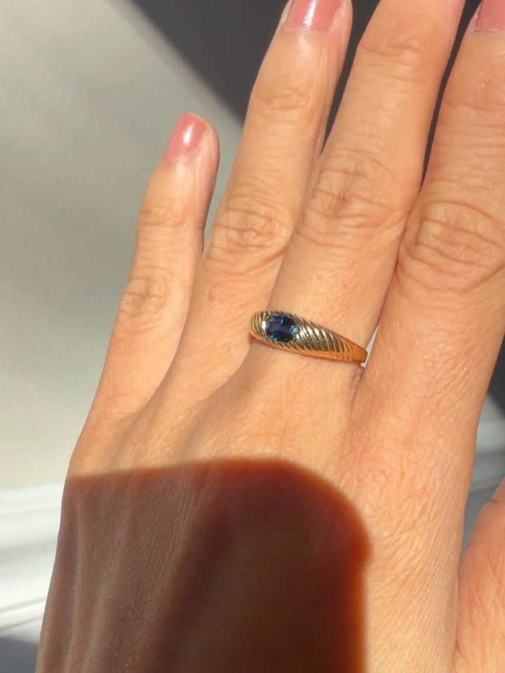 Beating the Monday blues with this lovely new arrival vintage c1980s 14K natural oval cut sapphire ribbed band 💙 size 6.25, easily resizable for an additional $70. Not online yet, snag her at $595 Zelle Venmo PayPal FF / $630 website pre list pricin