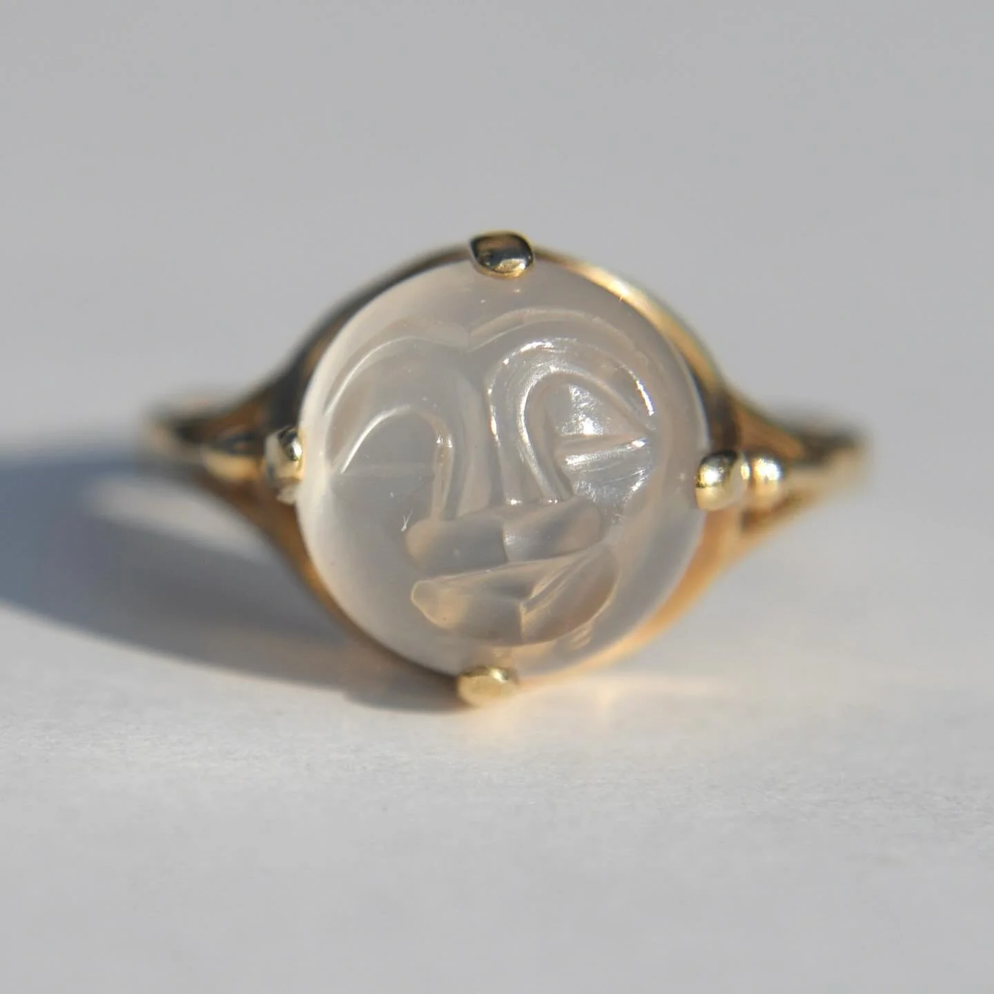 🌝Monday moonstone!🌝 a gorgeous vintage 18K moonstone man in the moon carved cabochon, online now ✨ Tap post to shop or link in bio, $650 Zelle / $695 on website  #moonstonering #maninthemoon #moonstone #vintagegoldring #18K #reikicharged