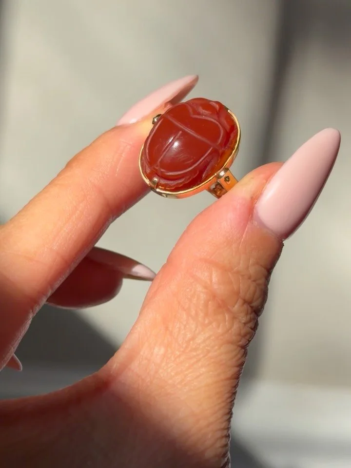 Just got in this stunning vintage c1960s 14K big mama carnelian carved Egyptian scarab swivel ring 🪲 Size 8, can prob be resized down a bit if needed for an additional $70. In excellent condition. The scarab measures 20x15mm. Ring weighs 5.52 grams.