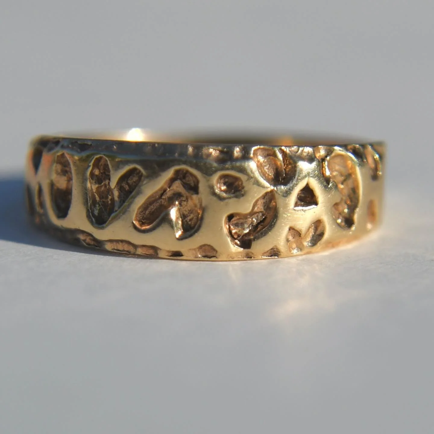 A super rare and beautiful antique Victorian era late 1800s 9K Mizpah band ring 💛 A Mizpah ring is a love token that symbolizes a bond between two people who are separated. The word &ldquo;Mizpah&rdquo; is Hebrew for &ldquo;watchtower,&rdquo; and ca