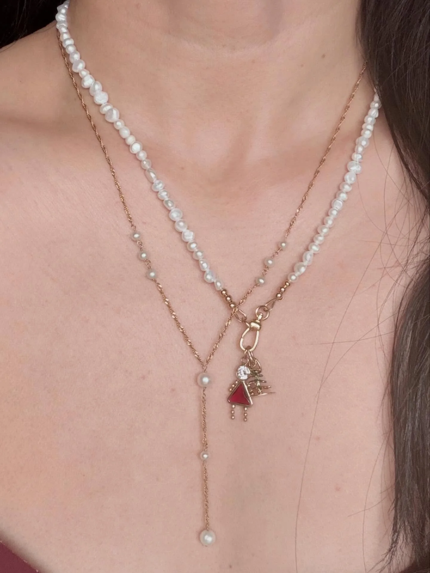 I can&rsquo;t believe it almost 🤶🎄!! Pearls on a cloudy rainy day 🤍 19.5&rdquo; 5mm freshwater pearls with 18K gold fill swivel dog clip 260 shipped. 25&rdquo; long Italian 14K vintage pearl lariat 510 shipped. The vintage 14K garnet December wigg