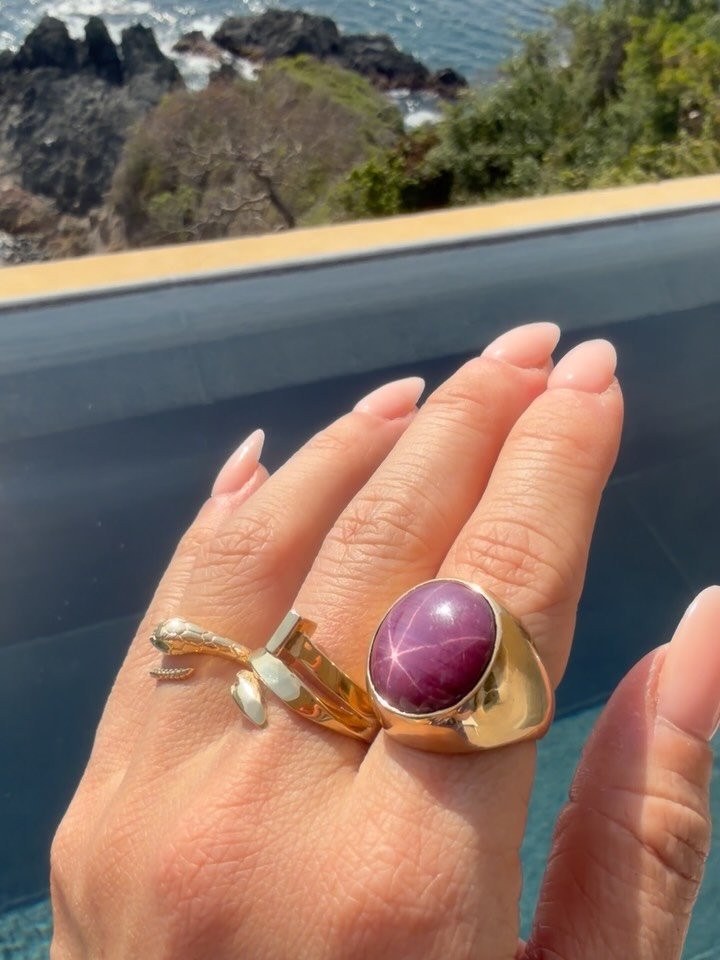 Hola from MX! An insane vintage 21.8 carat natural star ruby sapphire set in 18k gold 🩷✨Size 6 (sizable) and weighs 23 grams, 5800 shipped! 14K marquise emerald eyed snake wrap size 6, slightly adjustable 450 shipped 🐍💚 14K nail wrap size 7 and re