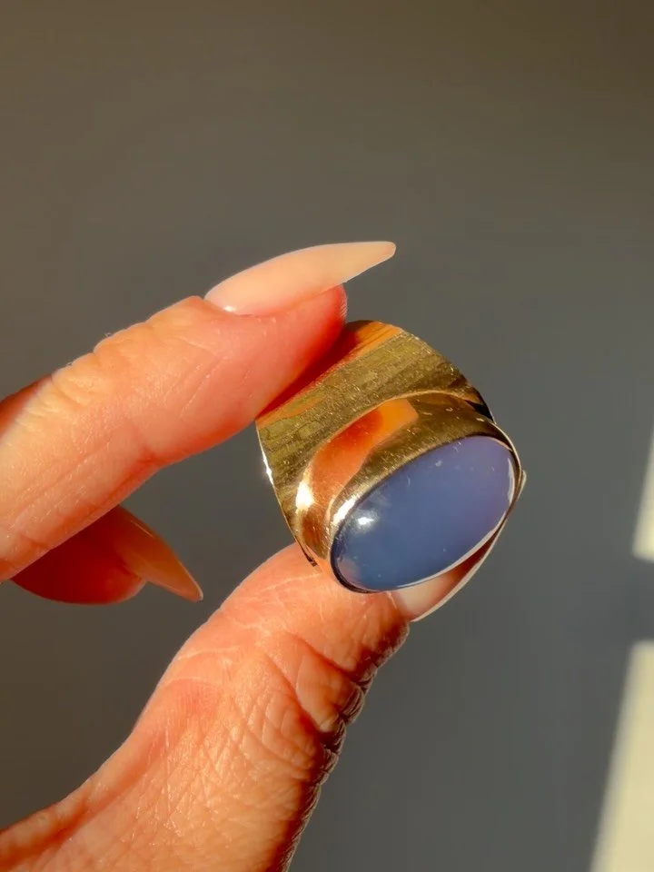 The most magnificent vintage 14K glowy chalcedony oval cabochon 💜 Size 8.25, resizable. Weighs 13.86 grams. The chalcedony measures 14x20mm. Not online, DM to claim 2400 Zelle or 2650 website custom listing!
