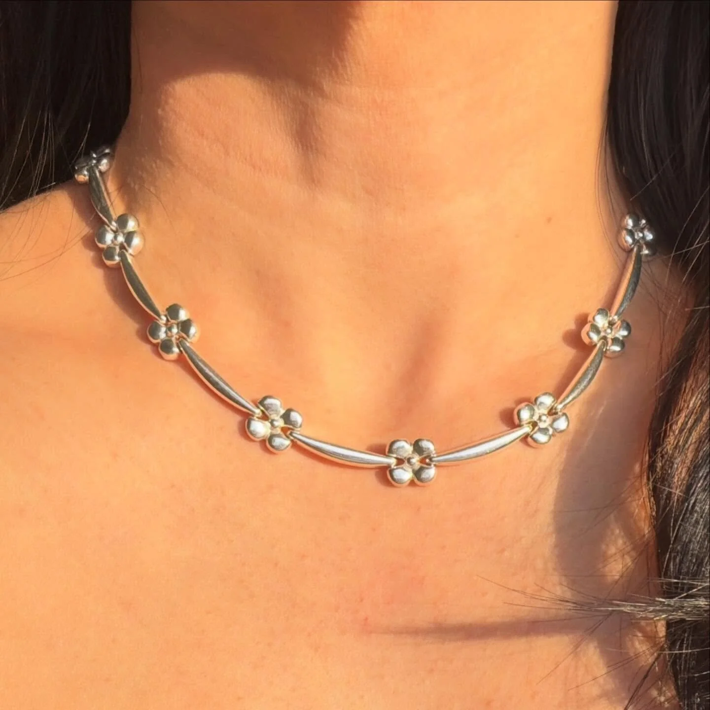 Who&rsquo;s the lucky girl that&rsquo;s going to snag this super rare vintage 1970s Italian Milor 925 sterling flower chain necklace?! I love the lobster link clasp in these 🥰🌸🇮🇹Weighs 26 grams, 17&rdquo; long, 10mm wide. In excellent condition. 