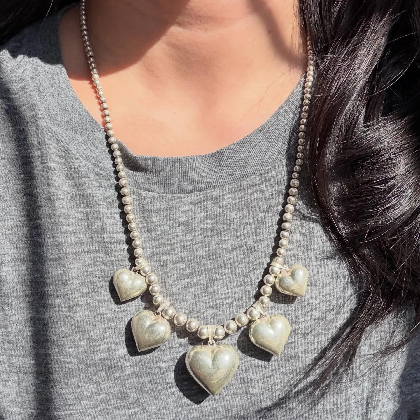So excited to offer you this insanely amazing vintage c1980s 925 sterling big puffy 🩶 ball beaded 24&rdquo; long chain necklace! Weighs over 35 grams. The largest heart measures 1 1/8&rdquo; long. Spring clasp. In excellent condition. DM to claim 42