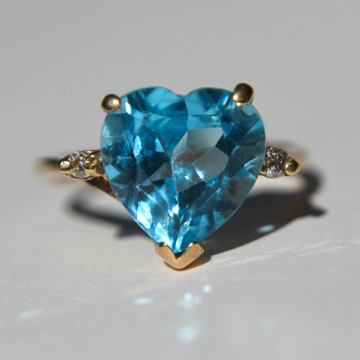 The prettiest vintage 14K c1980s heart cut 3.16 carat natural blue topaz diamond Clyde Duneier is on the site now! Link in bio or tap to shop #bluetopazring #vintagegold
