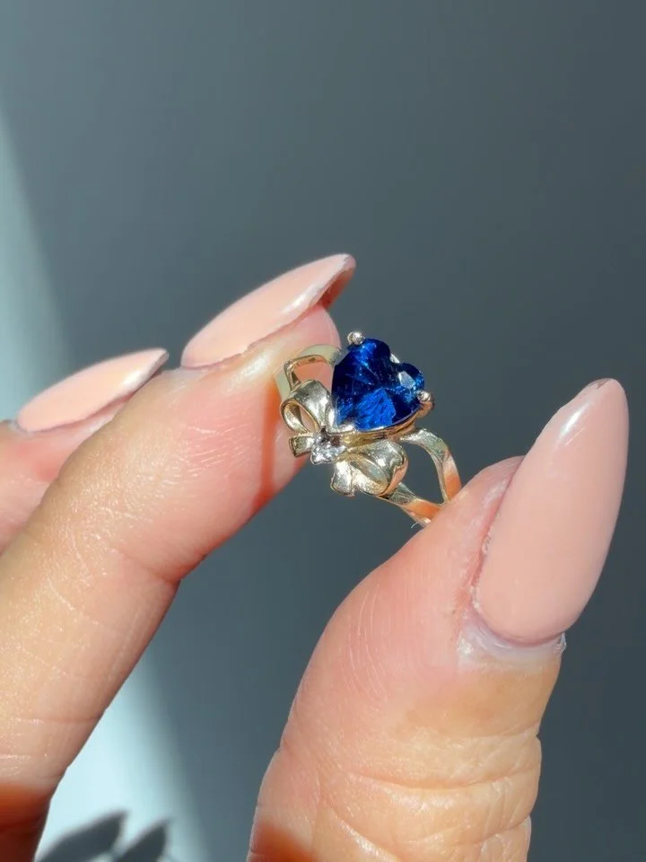 Happy Weds! Let&rsquo;s see if this adorbs vintage 10K heart cut sapphire cutie makes it to today&rsquo;s live sale at 12 pm noon ET! Size 6.75, easy resize. Snag her at 425 shipped Zelle Venmo PayPal FF, or 455 website cc link 🎀💙 DM to claim #sapp