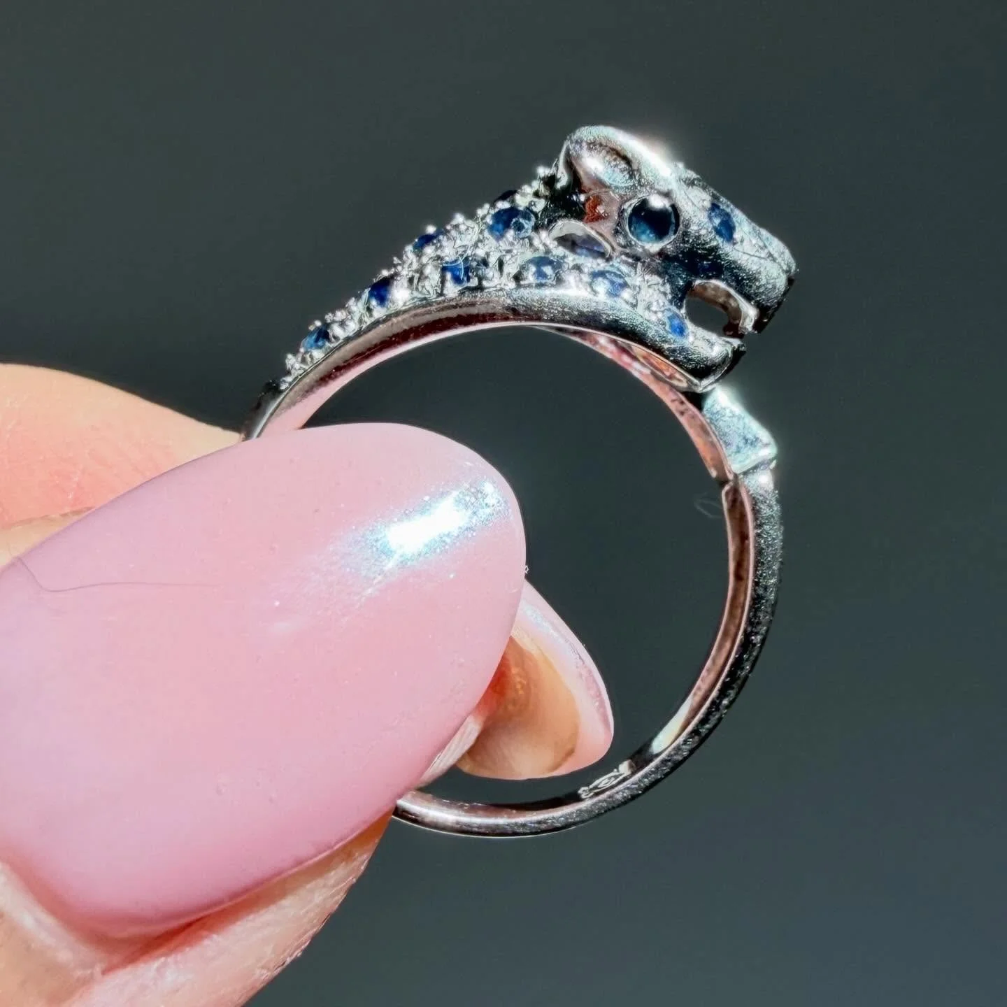 A purrfect vintage 10K white gold natural sapphire panther 💙🐆 Size 6, not online yet! DM to claim $625 shipped pre list pricing. Zelle Venmo PayPal FF, or $660 website cc link #pantherring #catring #vintagegoldring