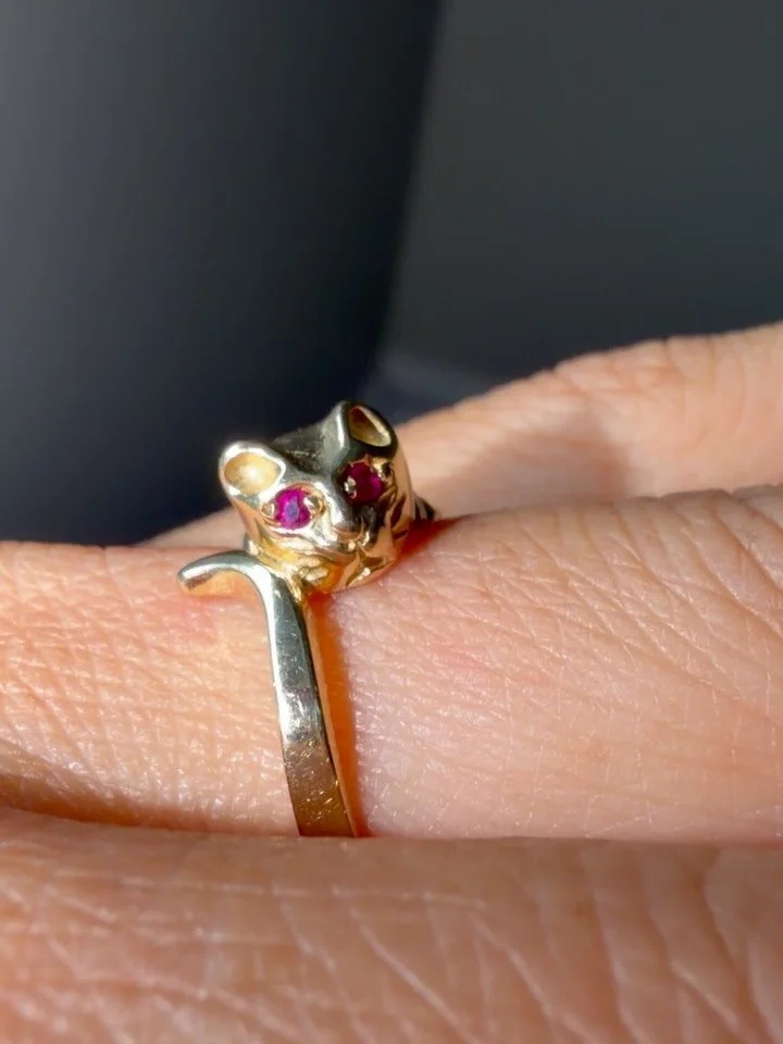 This purrfect vintage 10K ruby eyed diamond collar kitty wrap is available! Size 6.25, can be resized. Not online. DM me to claim 550 shipped Zelle Venmo PayPal FF, or 590 website cc link #vintagegoldring #goldcatring #catlady