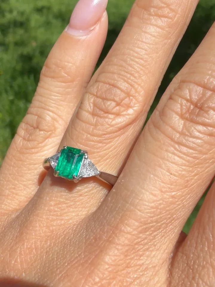 Happy Friday!! This absolutely gorgeous vintage 1990s platinum natural Colombian emerald and diamond trillion cut is available!! Size 5.75, resizable. The saturated glowy emerald is .88 carats, the diamonds total .40 carats. DM to claim 1650 Zelle Ve