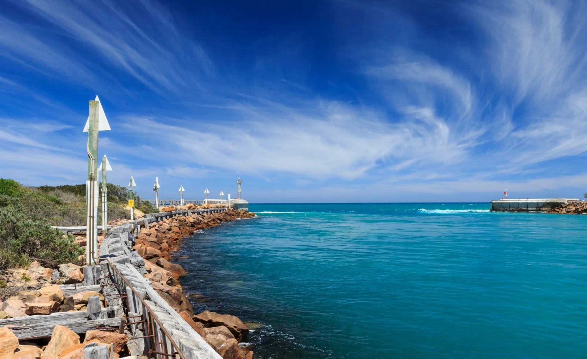 The-Bar-LakesEntrance.1.jpg