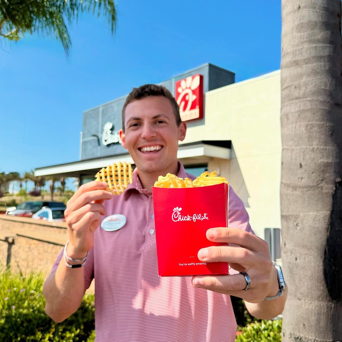 Happy Fry-day friends! Start your weekend off right with some Waffle Fries! Visit the same smiling faces at our Escondido location! 🍟🐮
