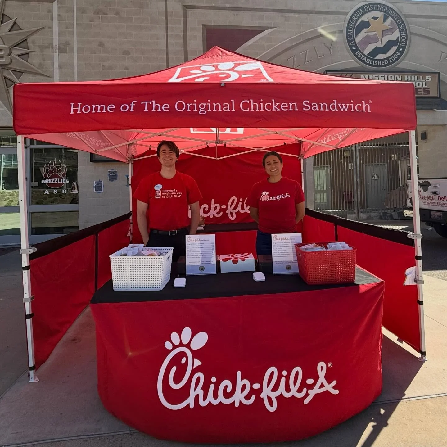 Hey Grizzlies!!! Guess where we will be when the bell rings today! 🐻&hearts;️💛 @mhhs.grizzlies @mhhsgrizzlyfootball @mhhscheerleading @mhhsgrowlcrowd @missionhillsasb @mhhsasb