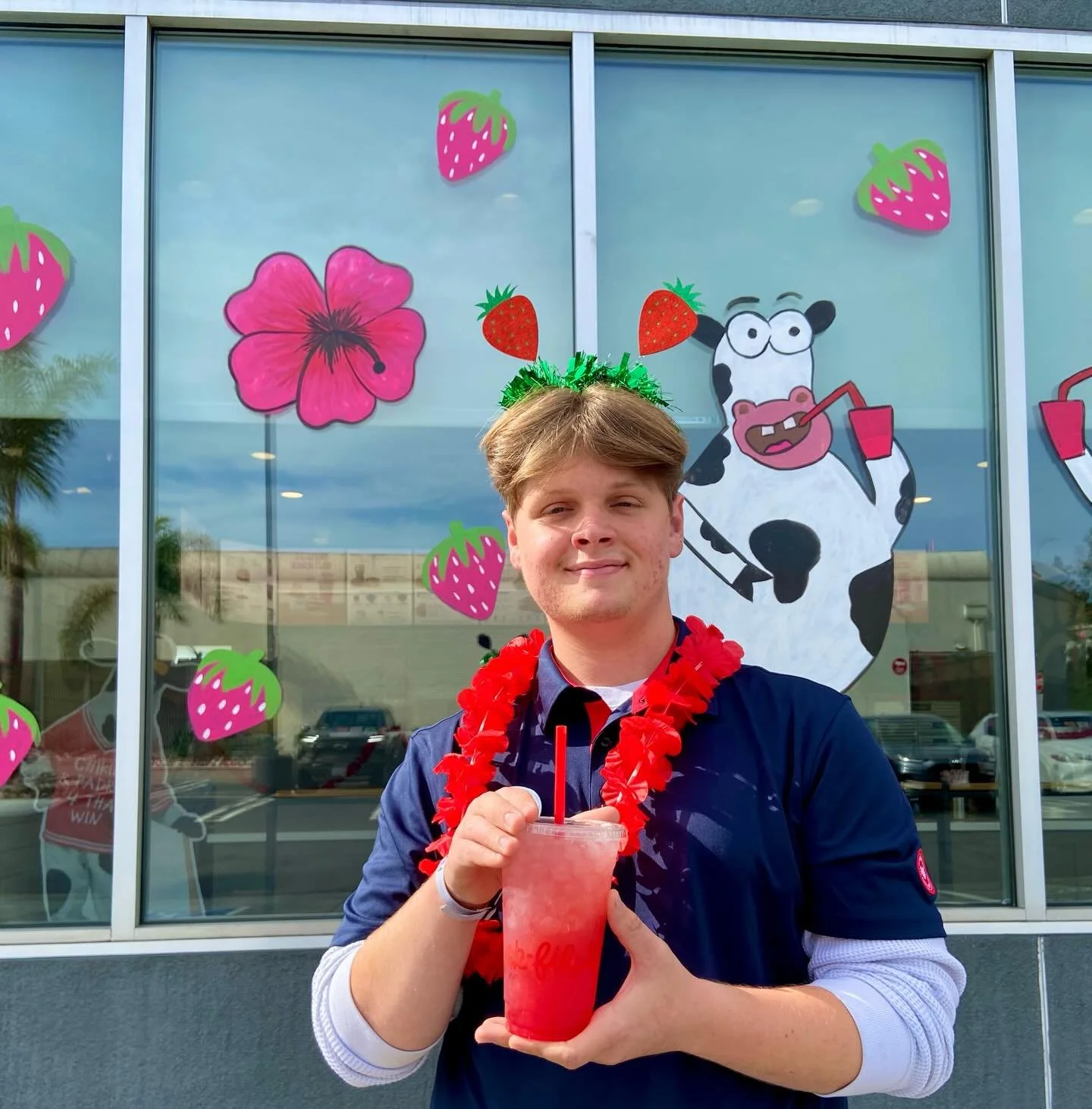 Sweeten up your day with our Strawberry Hibiscus Beverages! Available in Lemonades, Teas, Sunjoys, Frosted Lemonade, and a fan favorite, Sprite! 🍓🌺