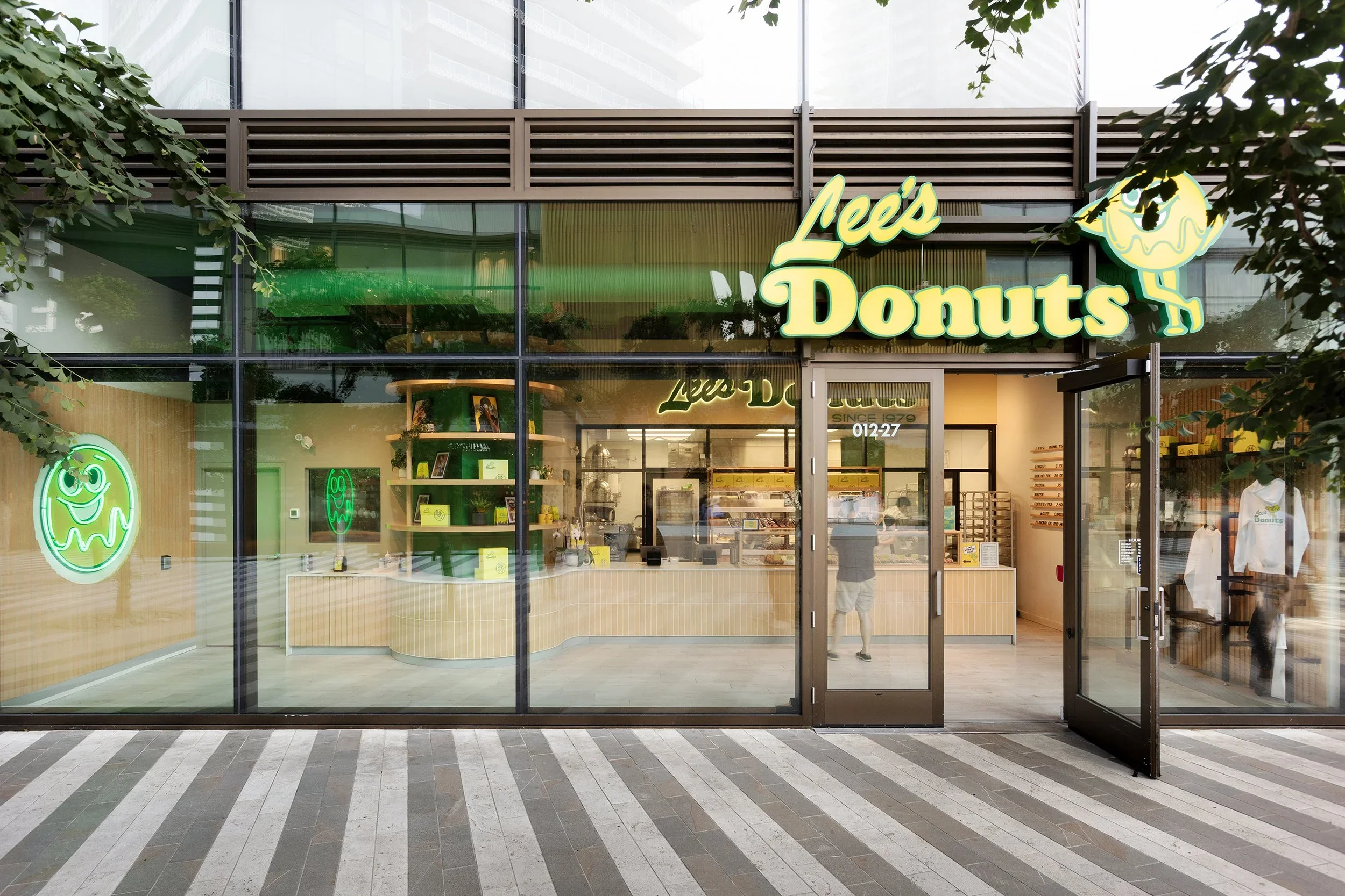 Brentwood Location Storefront - Lee's Donuts