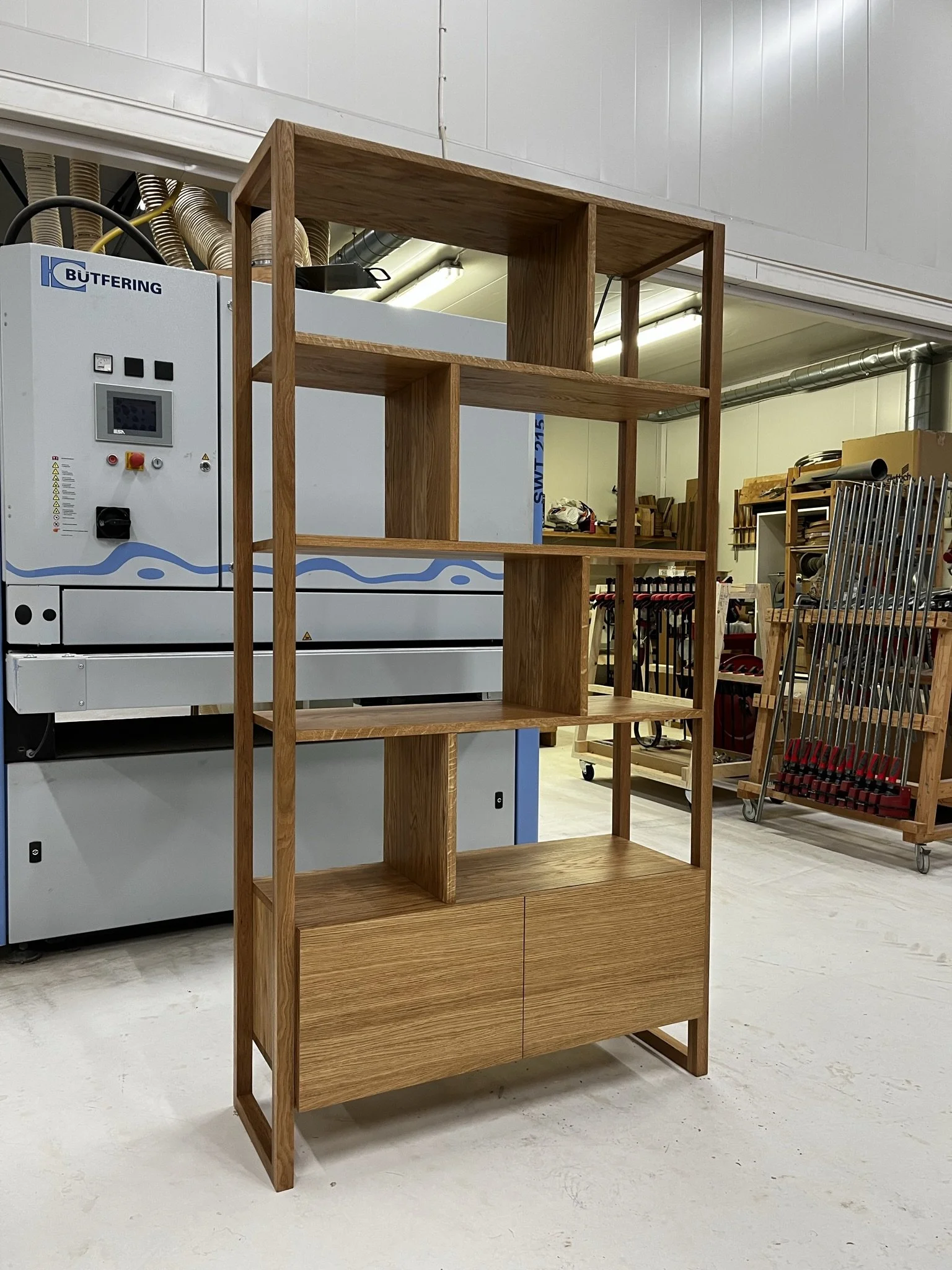 Kirjahylly tammesta, mittatilaus.