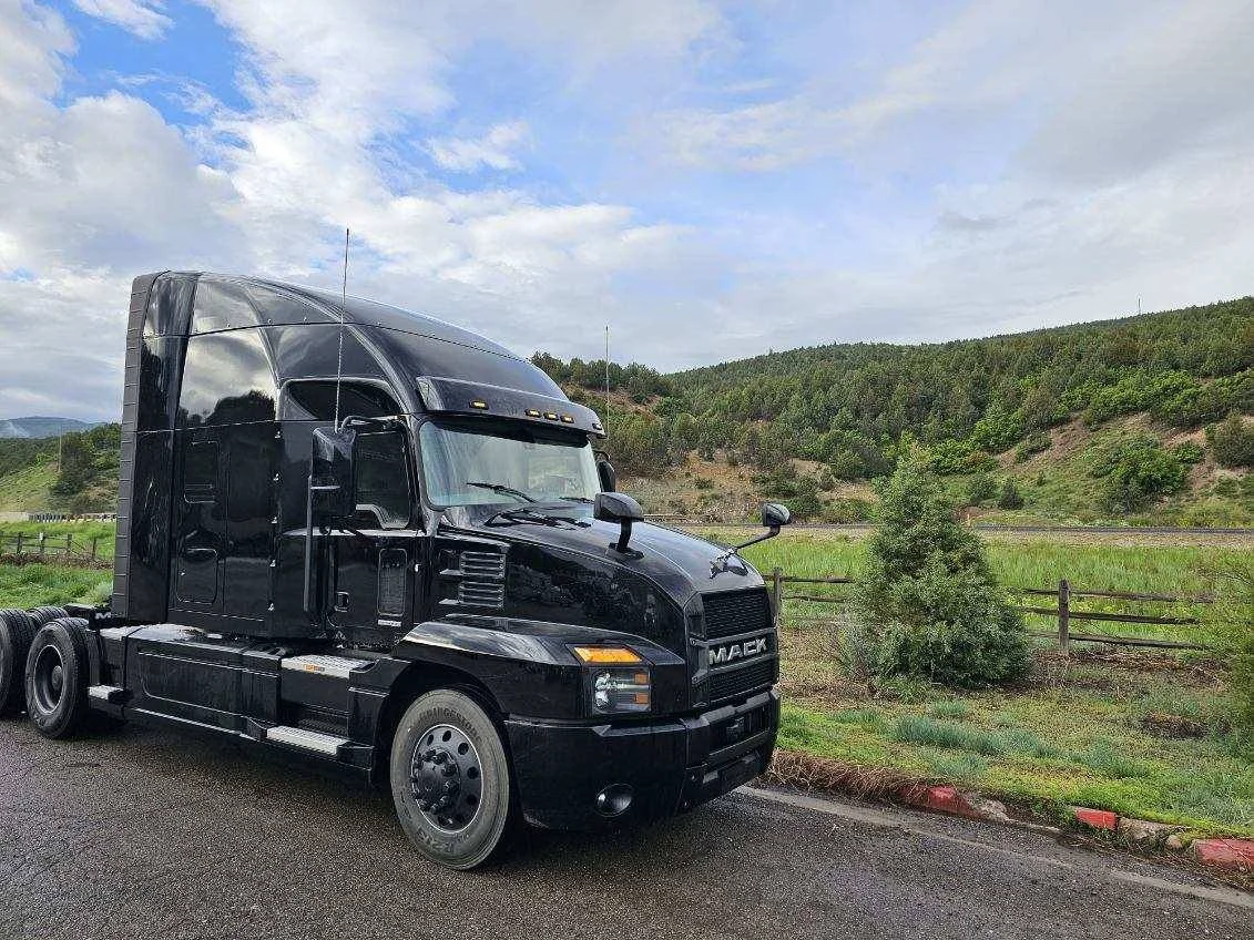 How to Retain Top Talent and Promote a Safe Work Environment in Trucking