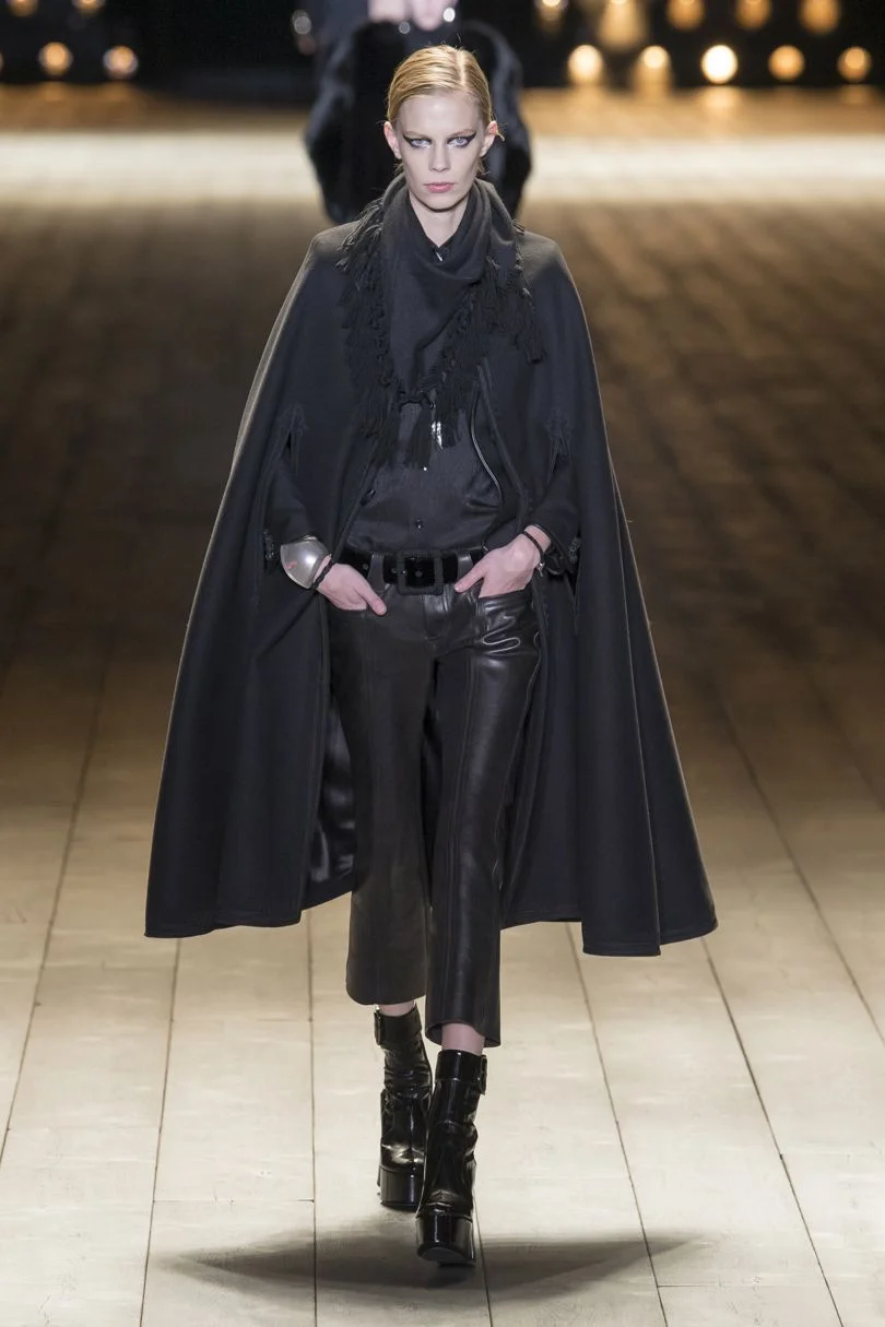 Kulmikas viitta yhdistettynä nahkaan. Saint Laurent. Kuva: Vogue.com