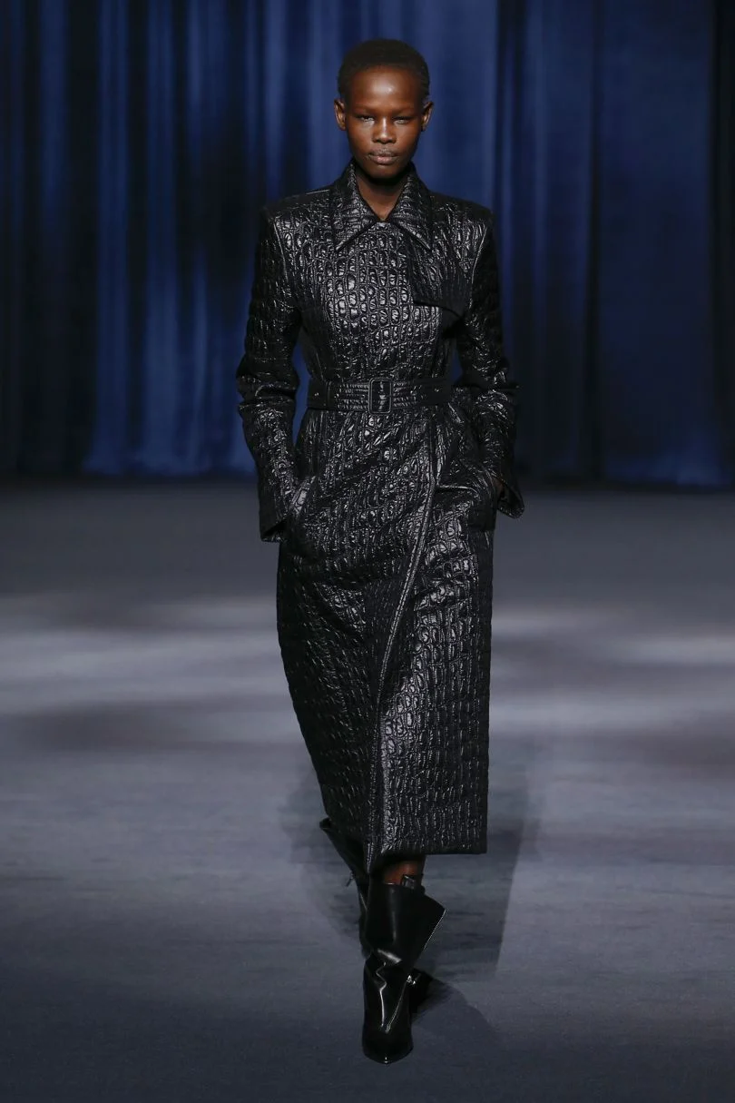 70-luvulta inspiraationsa saanut nahkatakki, Givenchy. Kuva: Vogue.com