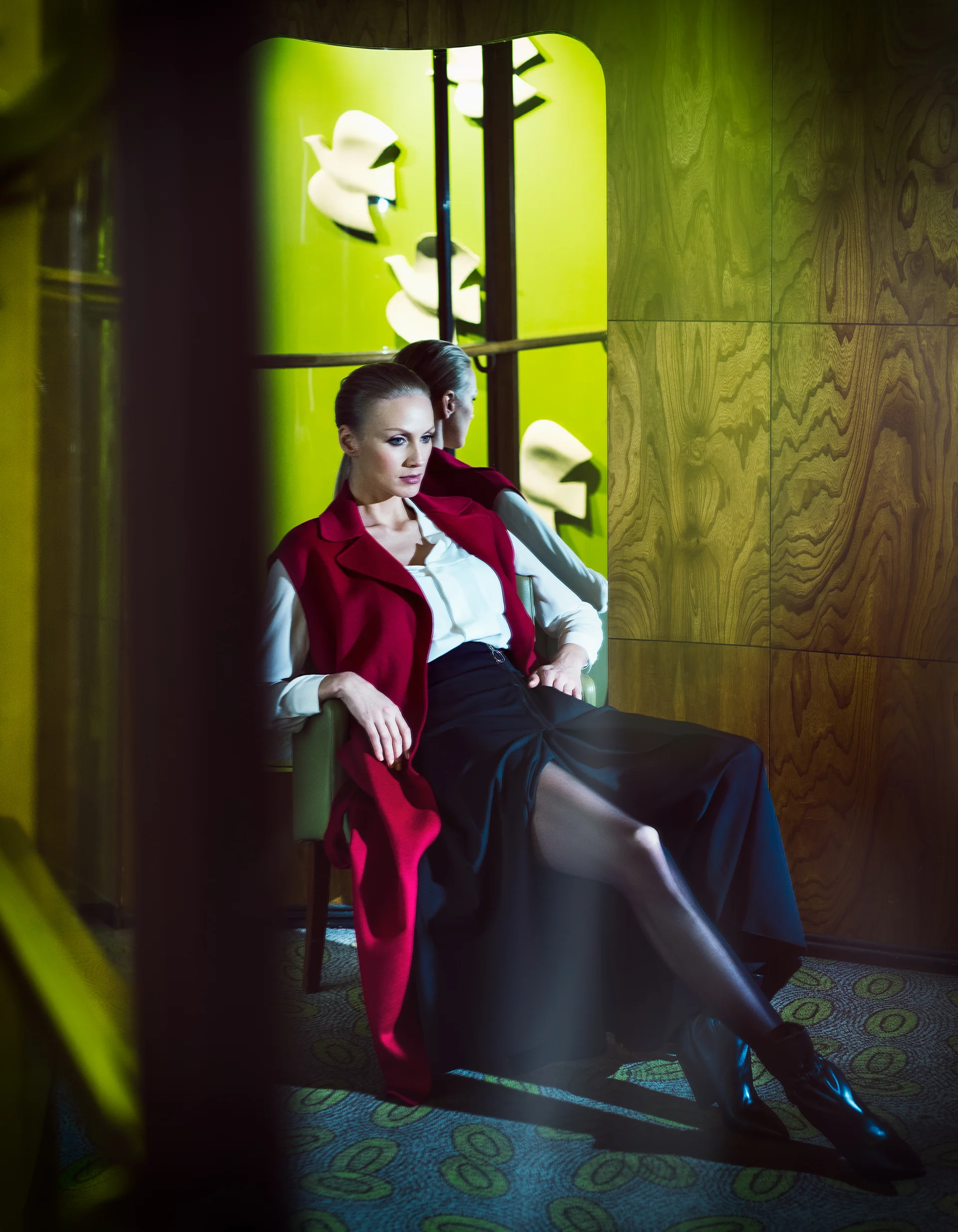 Pitkä kirsikanpunainen villa-silkki-kashmir liivi jossa kietaisuvyö 625 e, MaxMara Studio Helsinki . Liivin alla Margaux Lönnbergin valkoinen silkkipaita 255 e ja High housuhame 425 e, molemmat Asuna . Sukkahousut Fatal 15 Seamless 31 e, Wolford . Isabel Marant nilkkurit 675 e mi.no .