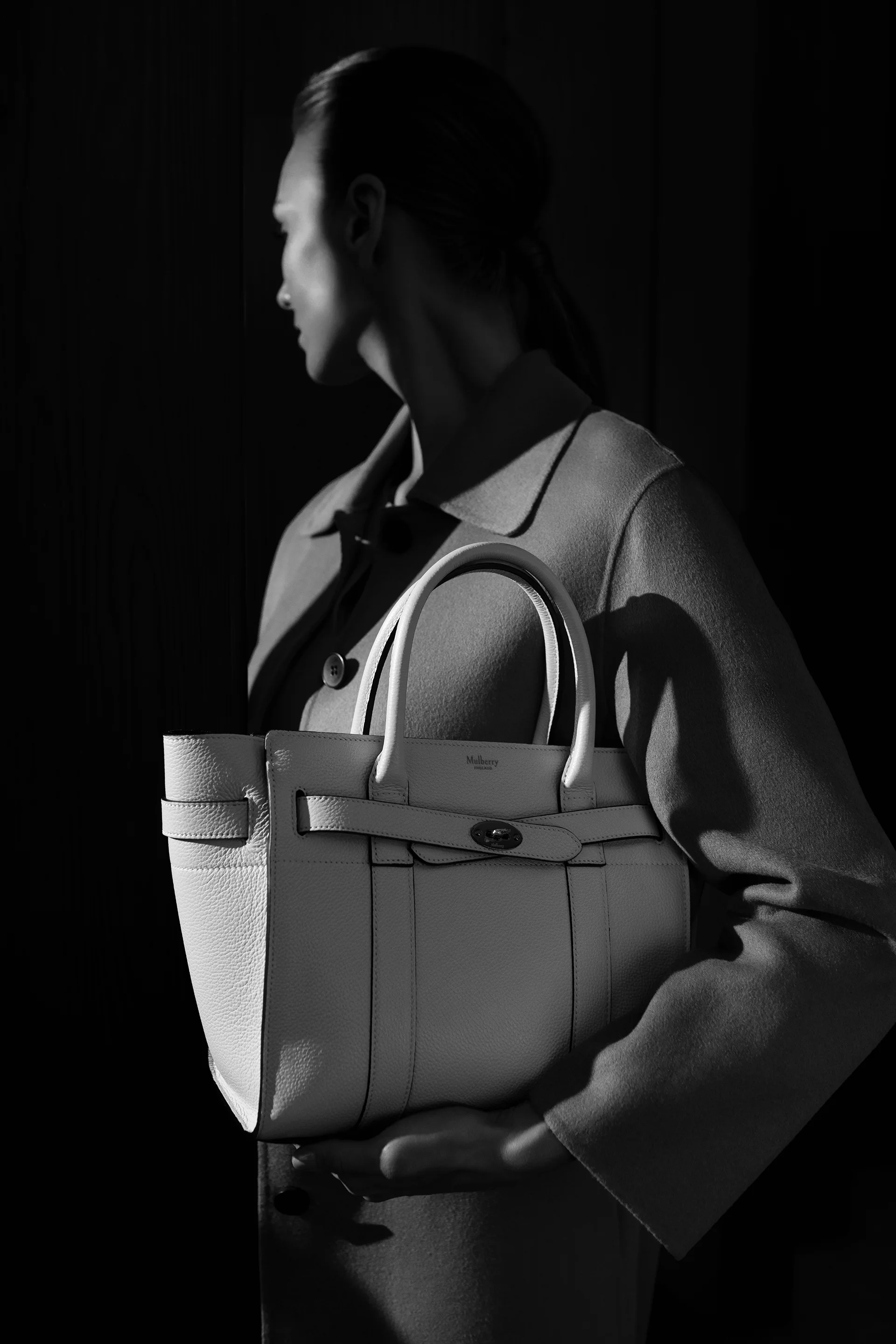 Villa-kashmir takki 745 e, Hugo Boss, Stockmann . Hempeän vaaleansininen laukku, Small Zipped Bayswater, 1 195 e, Mulberry Helsinki .