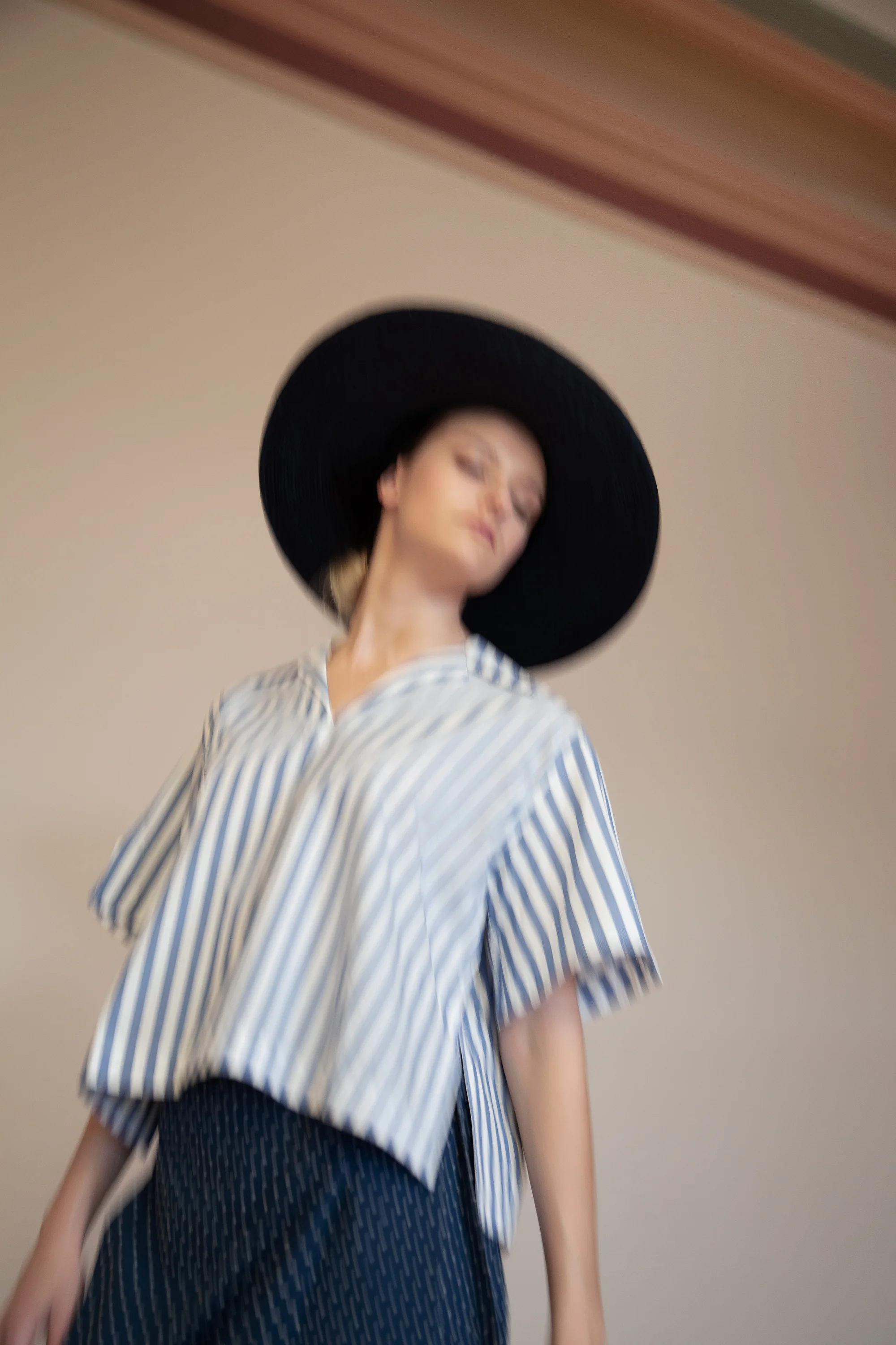 Raidallinen paitis Acne Sasha Stripe 260 e, Beam Store Helsinki . Pilkullinen hame 132 e, Vainio.Seitsonen, Liike . Tummansininen olkihattu 100 e, Samuji.