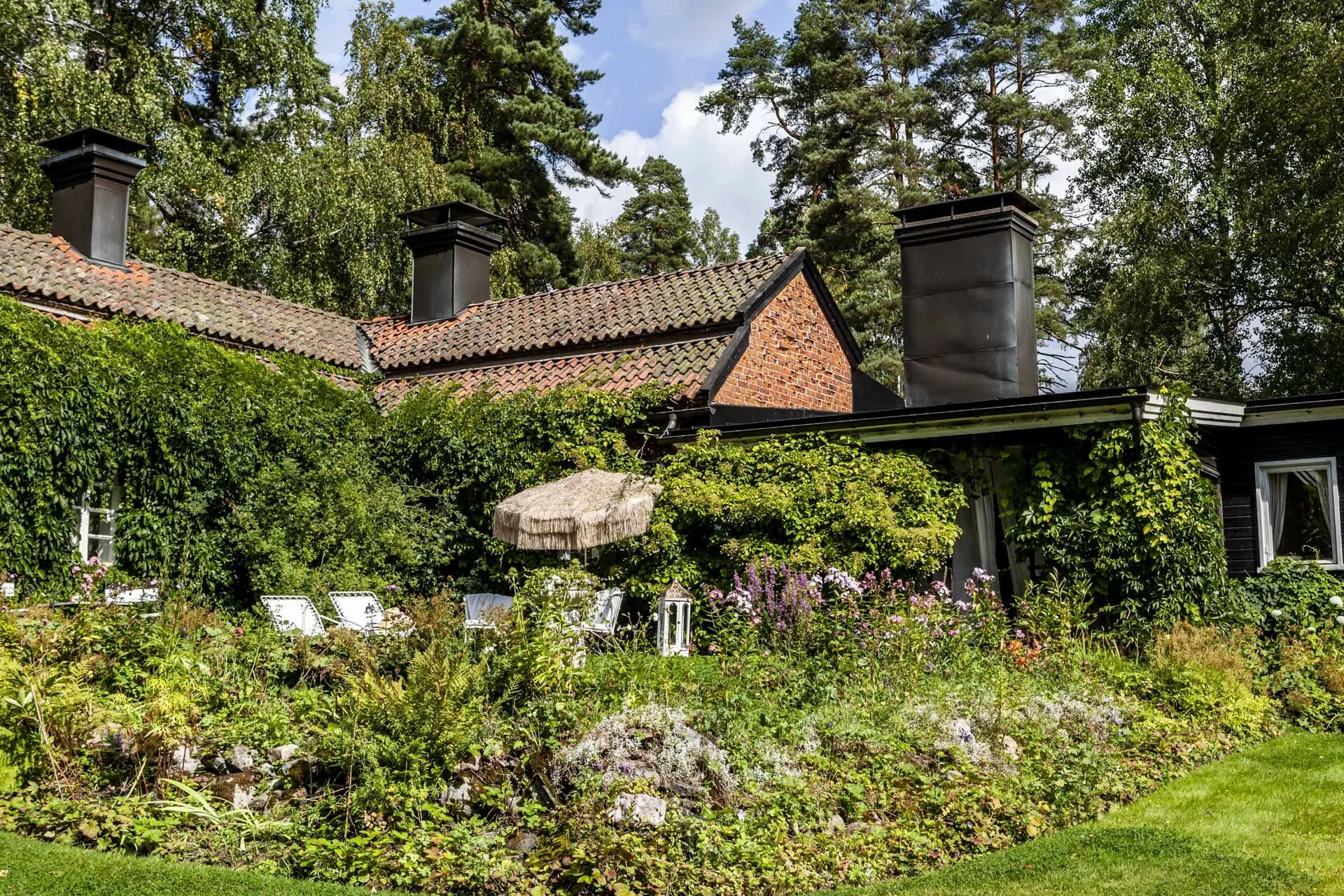 Marsan Pornaisissa sijaitseva matalakattoinen päätalo on kuin nukkekoti. Siinä on paljon huoneita, käytäviä, ja tavaraa, jotka kertovat menneistä vuosista. Pihamaalla on erilaisia penkkejä, joissa kasvaa perennoja, ruusuja, pioneja, jasmikkeita, syysleimuja, hortensioita, kärhöjä (Clematis), kultapalloja ja mirrinminttua. Näiden lisäksi viherhuoneessa kasvatetaan kurpitsoja, chilejä, erilaisia tomaattilajikkeita, kurkkuja, perunoita ja kaikenlaisia yrttejä. Yrttejä löytyy myös eri puolilta puutarhaa, usein kukkien seasta. Shampanjaterassilla juhlitaan kesän juhlat ja lasiterassilla juodaan viiden teet skonsseineen.