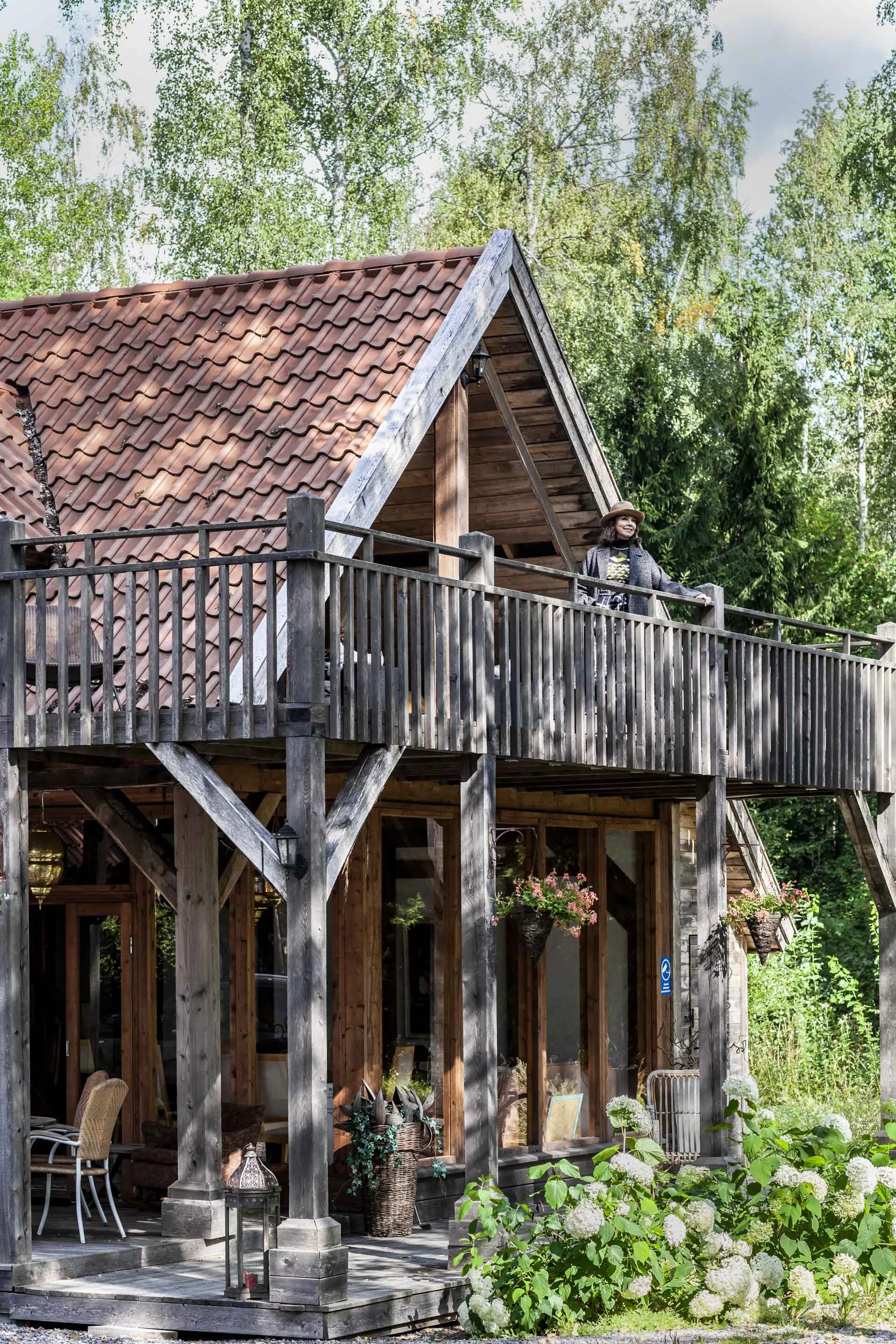 Samalla tontilla sijaitseva, Marsan itsensä suunnittelema Villa Marsa, toimii yrityksen varastona ja autokatoksena. Rakennus valmistui viisi vuotta sitten ja sen sisustuksessa on ripaus Marsan mukanaan tuomaa itämaisuutta.