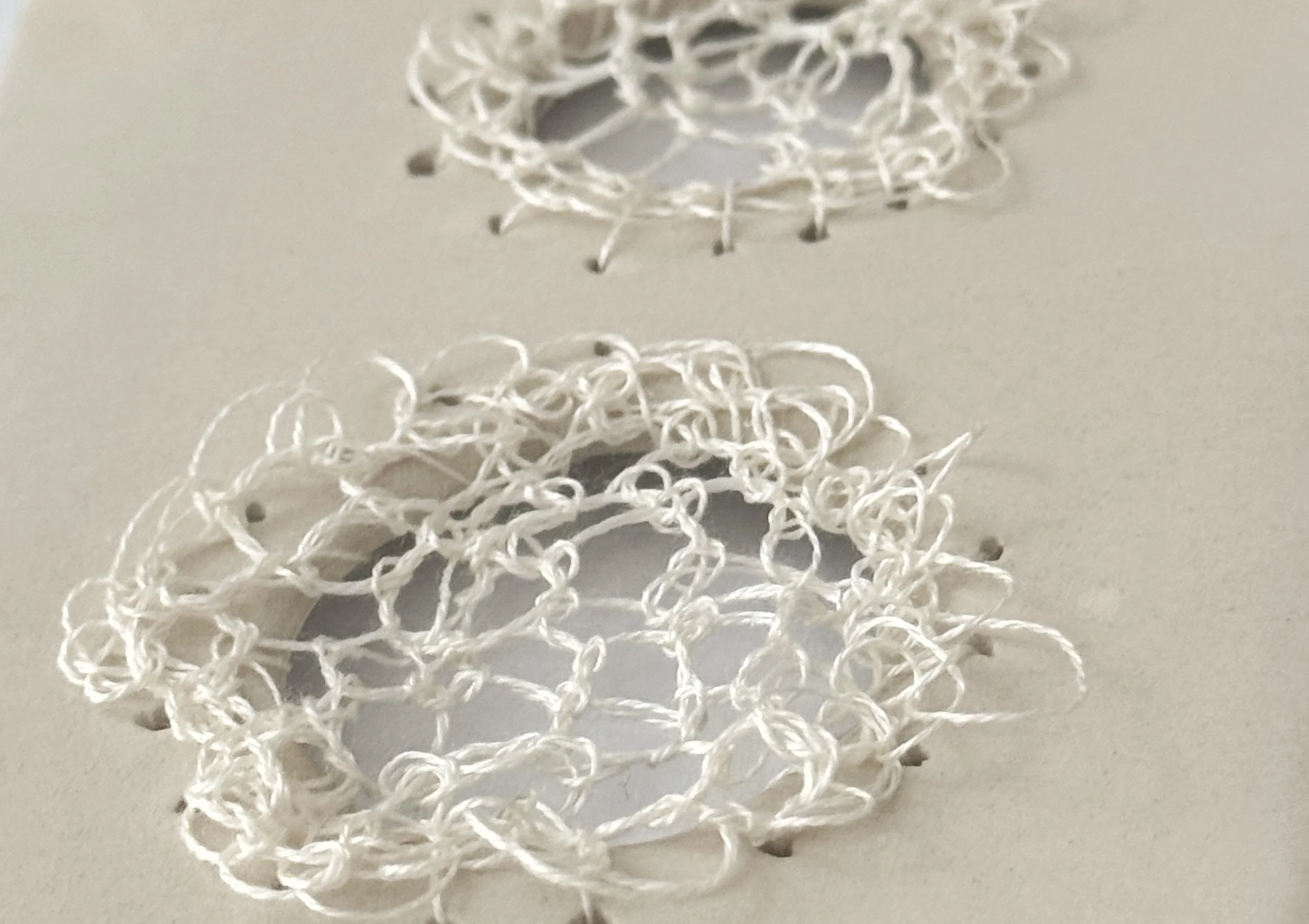 Plumas hechas de barro intervenidas con textil