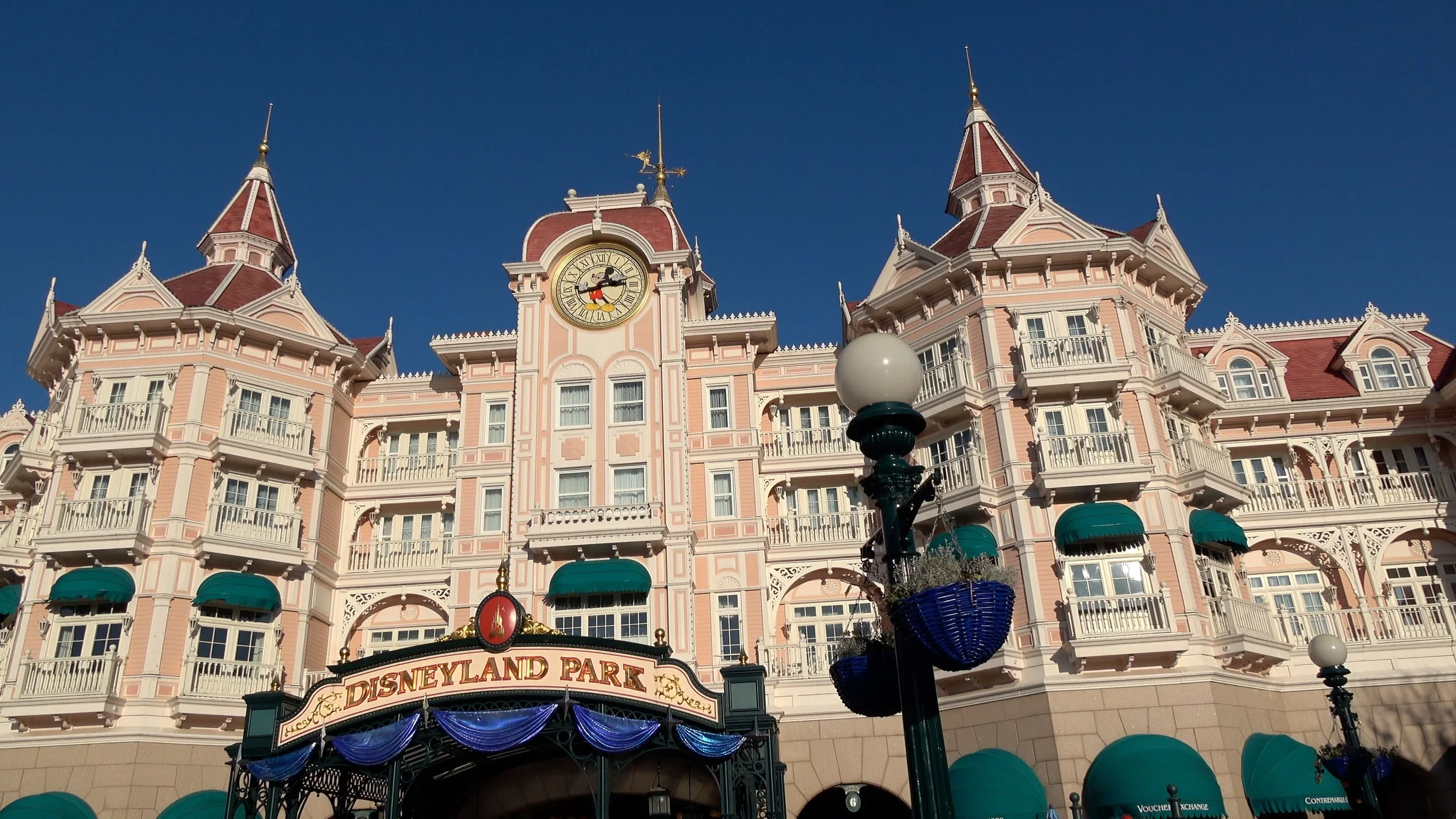 A Freezing cold morning at Disneyland Paris.jpg