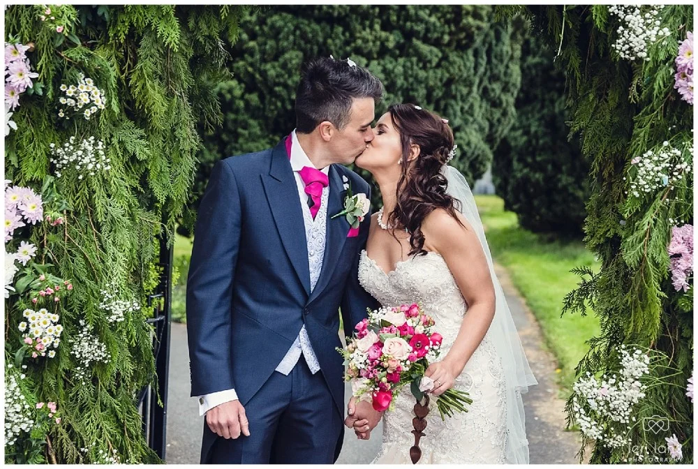 maesmawr-wedding-april-pink-bride-welsh-leri-lane-photography-22-1000x672.jpg