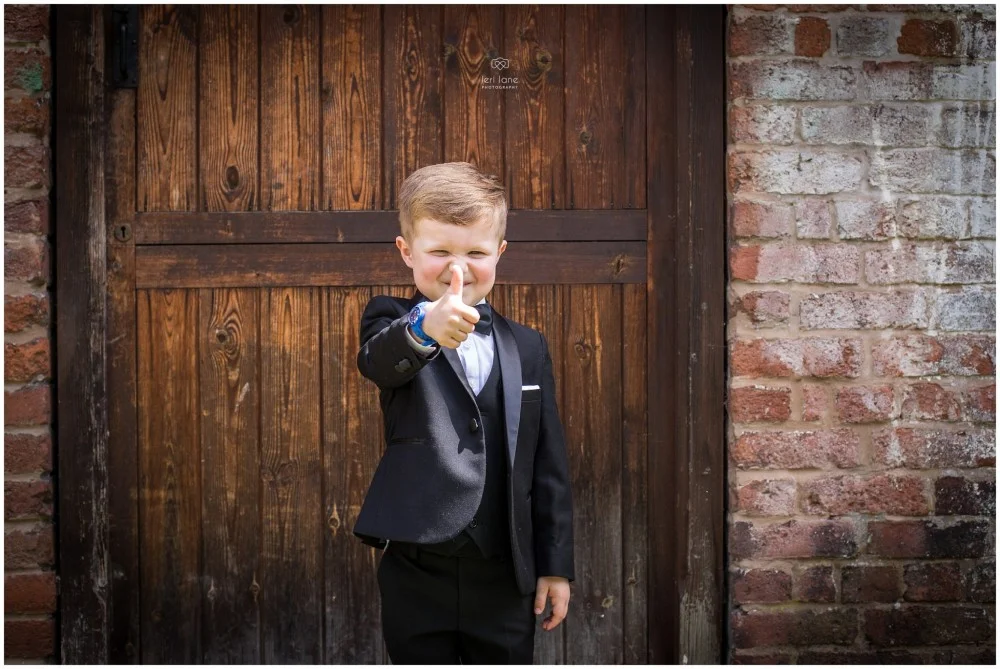 LeriLanePhotography_wedding_Elephant_castle_neetown_Mid_Wales_Photography_Chrissie_mathew-12