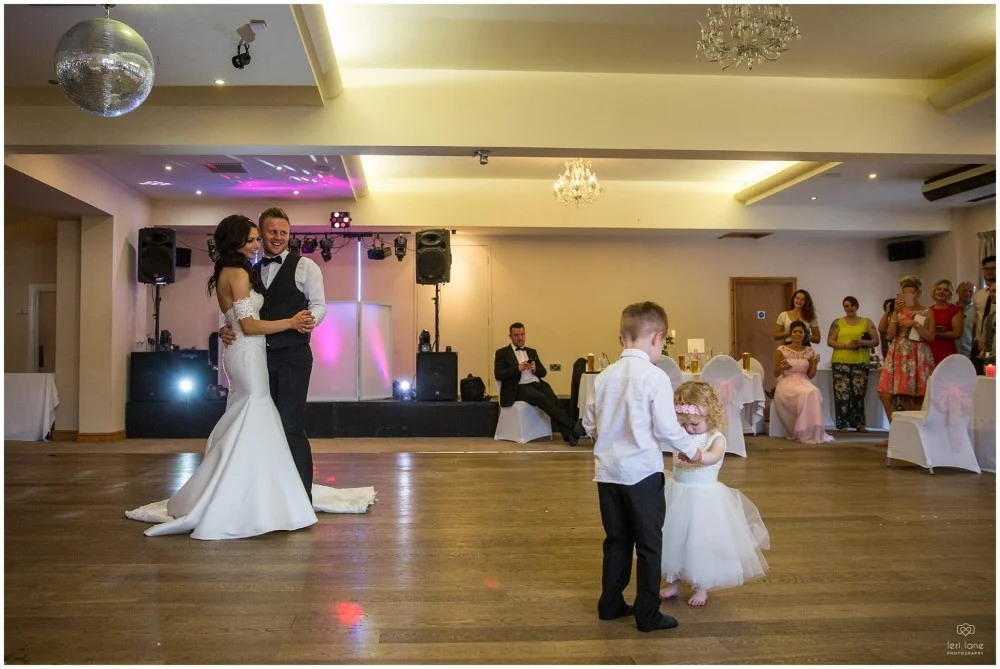 LeriLanePhotography_wedding_Elephant_castle_neetown_Mid_Wales_Photography_Chrissie_mathew-43