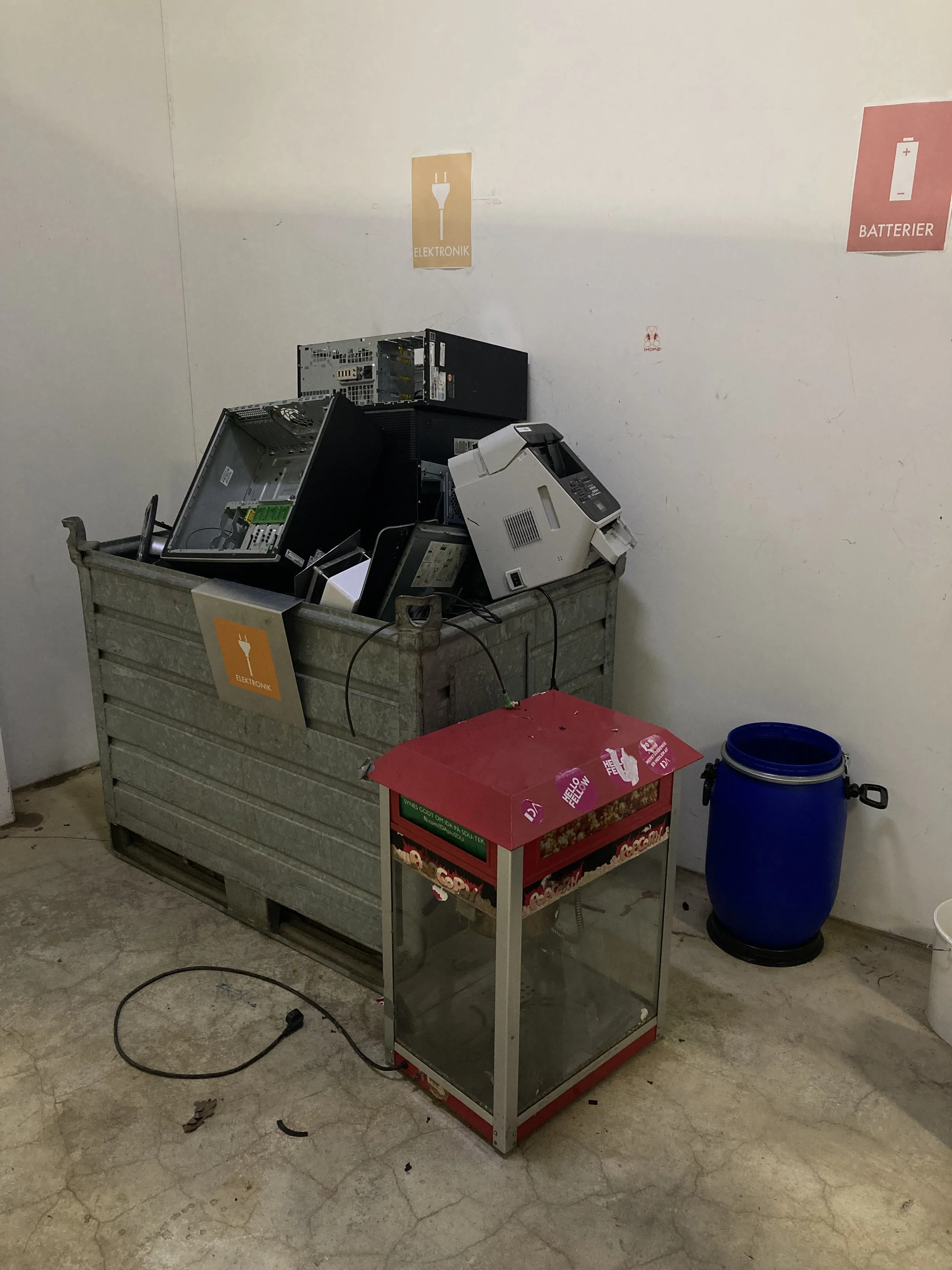  The gallery is made from a popcorn machine that was rescued from the electronic waste bin. 