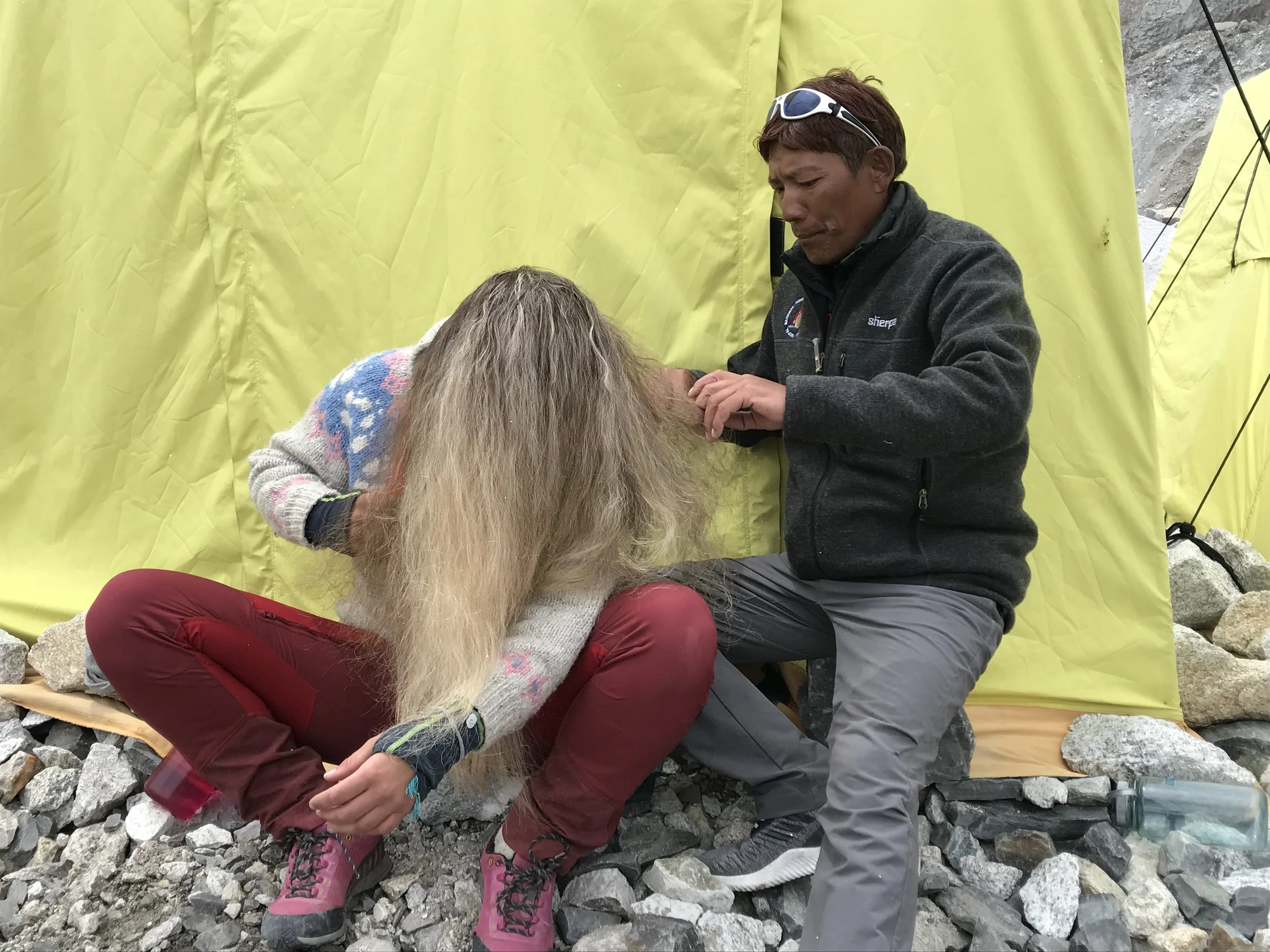 sjefen over alle sjefer, Mingma Tserri Sherpa, gjer det han kan for at me skal ha det fint på tur! her hjelper han også til med hårmanken min!
