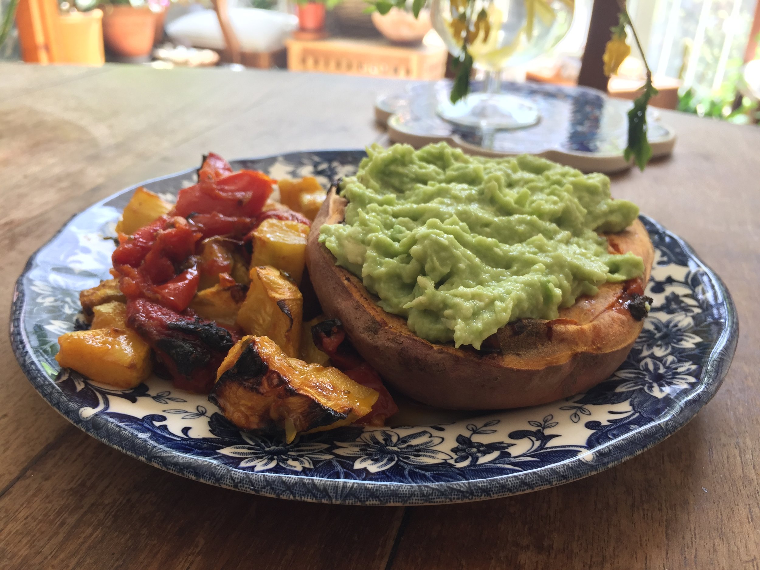 Печен сладък картоф с гуакамоле